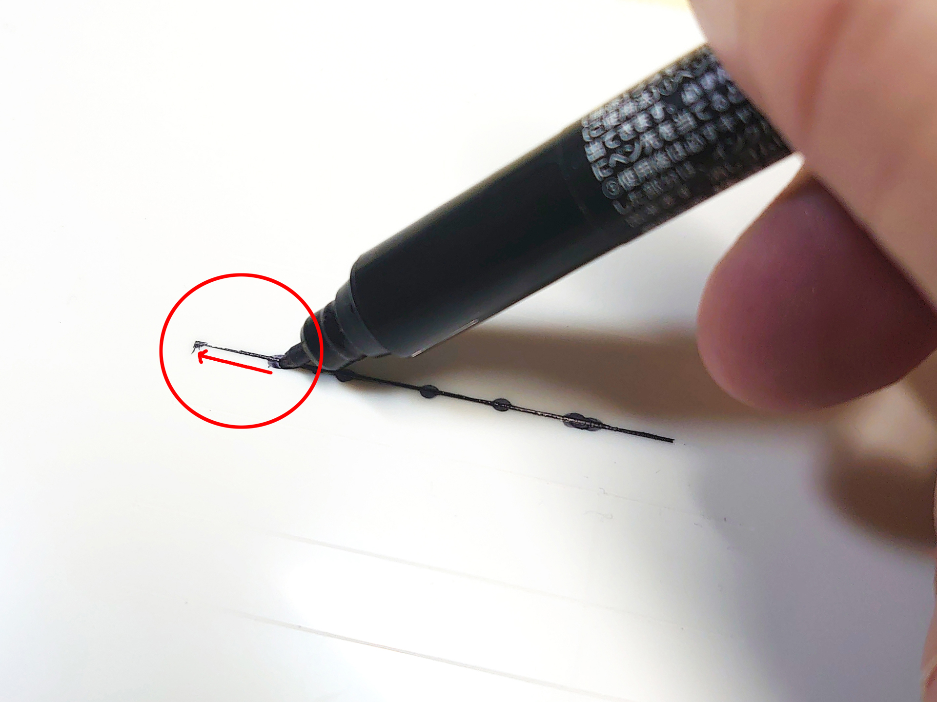 赤丸で囲んだ部分を御覧ください。ペン先をミゾ（モールド）に当てれば、そのあとスーッとスミが流れてくれます