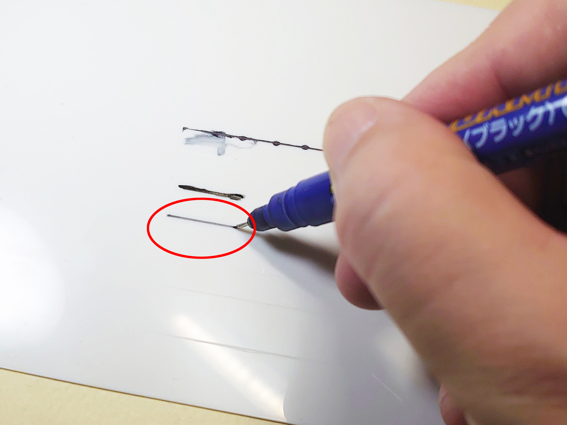 拭き取らなくてもこの細さ。モールドに沿ってペン先を動かすだけです。お手軽です。