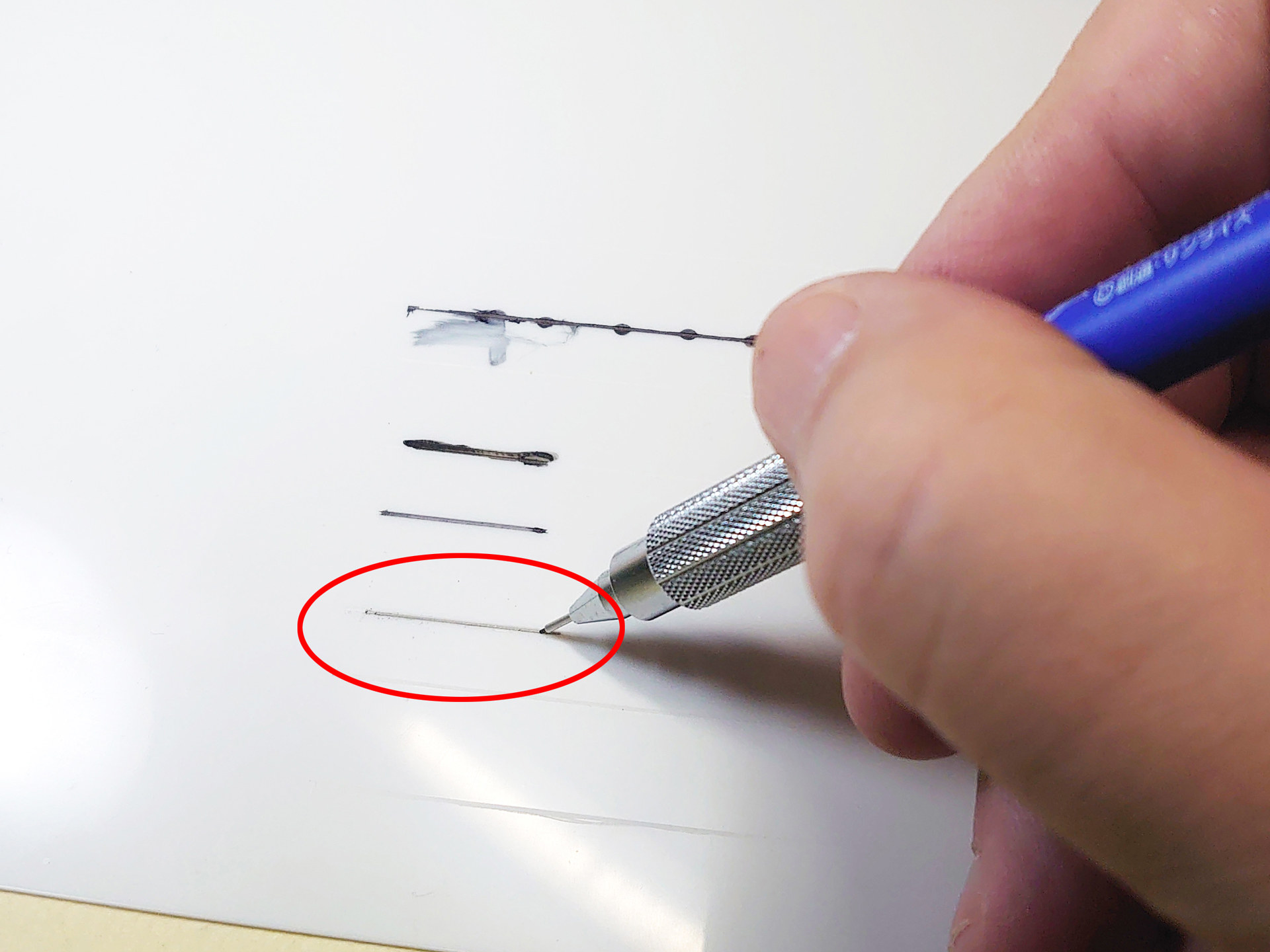 シャーペンで描いてみました。薄くてまさにシャープですよね。お手軽なので万人向けですし、やりすぎ感がでないところもよいです