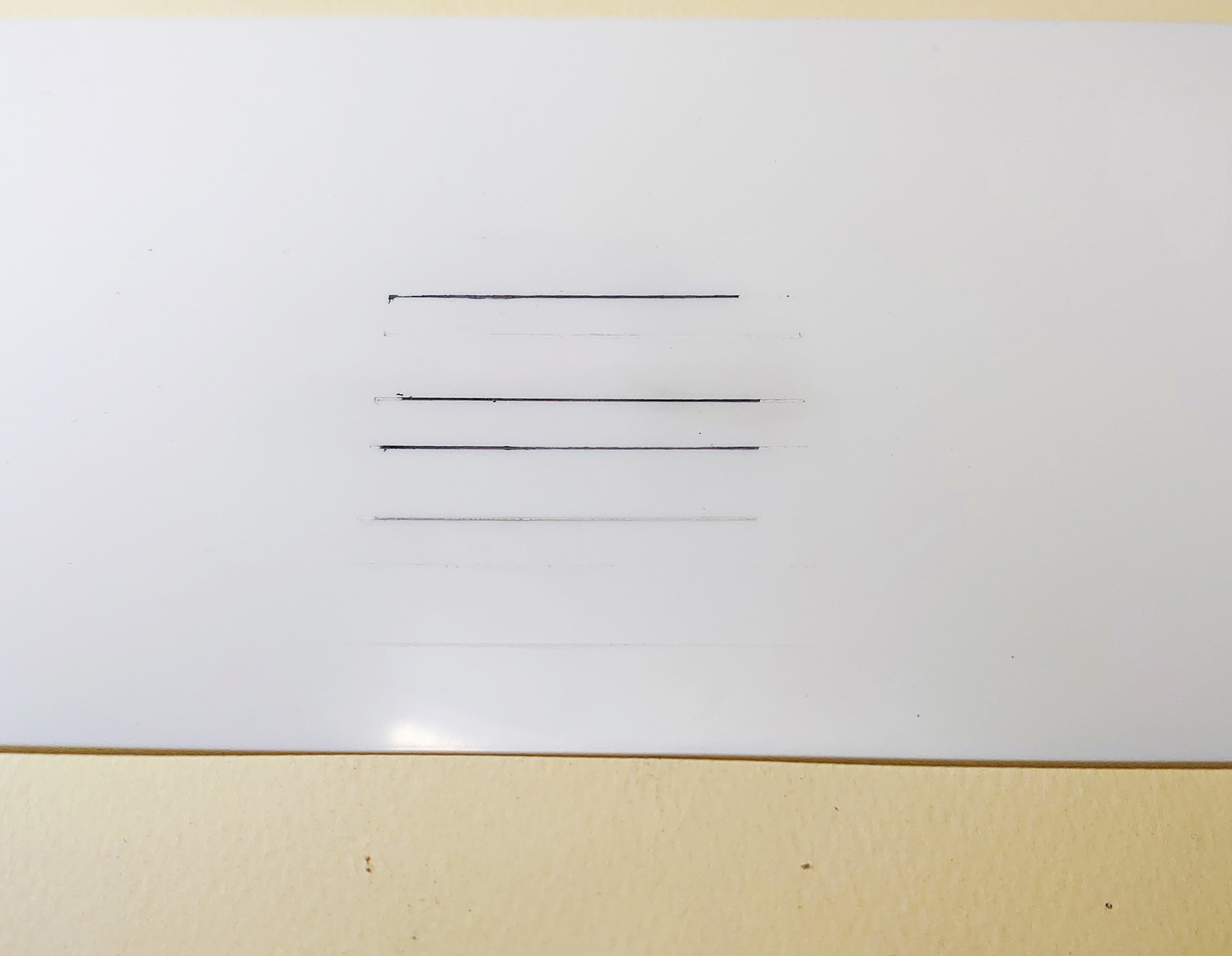 指でゴシゴシとこすりました。はみ出しがあっという間に消えました