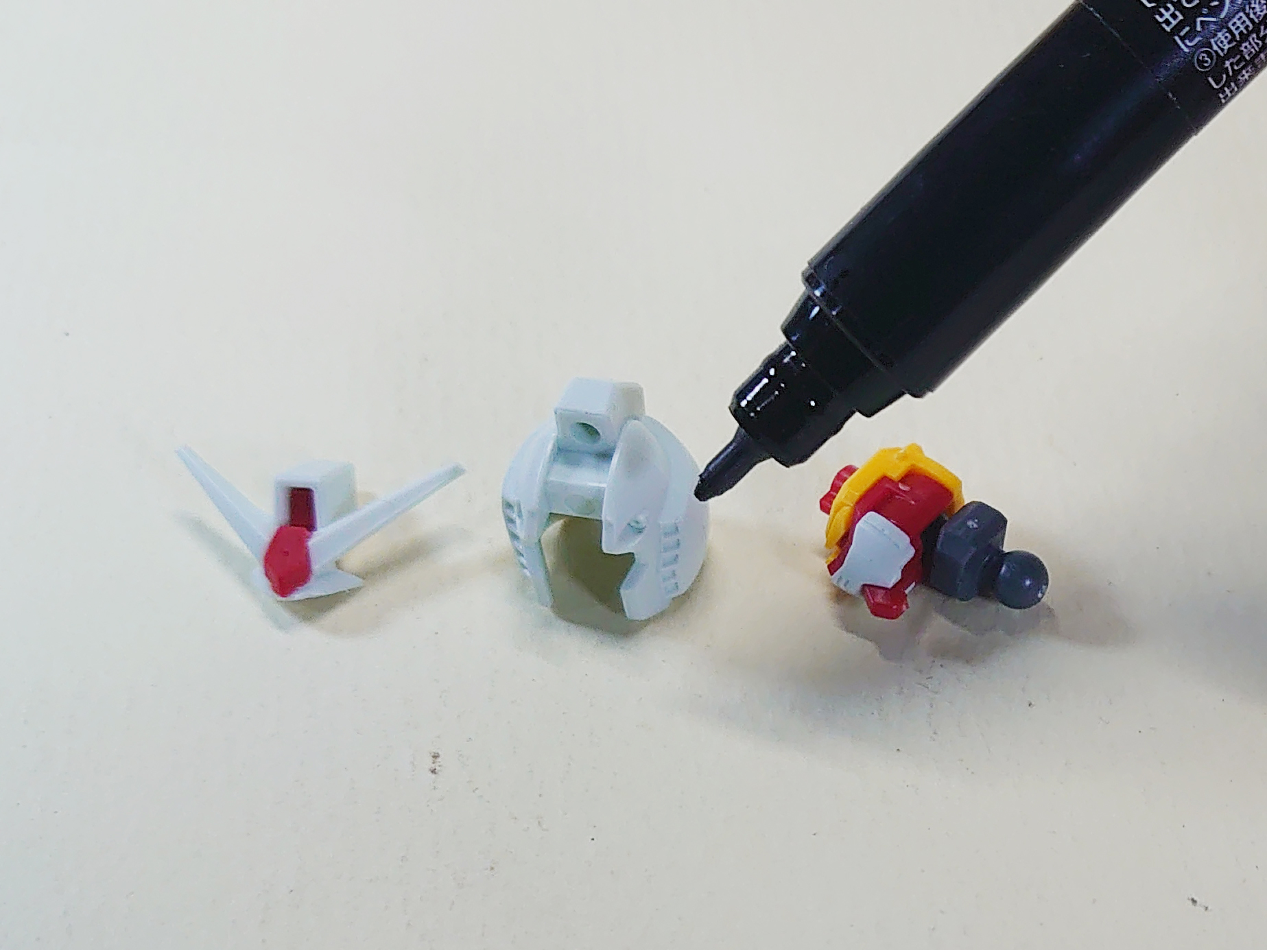 「EG ガンダム」の頭部を、作業しやすいように分解