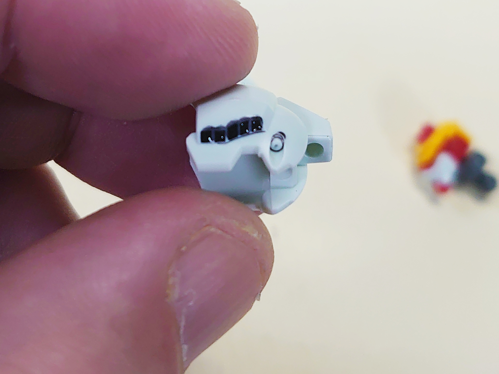 ダクトとバルカン砲に流し込みペンでスミを入れました。バルカン砲はよいのですが、ダクトに関してはやりすぎてますね……