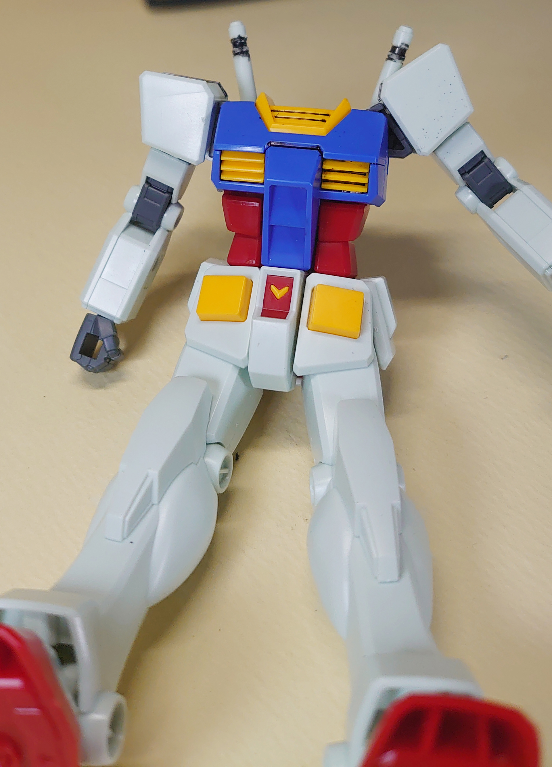 胸のダクトにスミ入れ中。向かって右がスミを入れた状態で、左が作業していない状態です。こうして比べてみれば、印象がかなり変わることがわかります