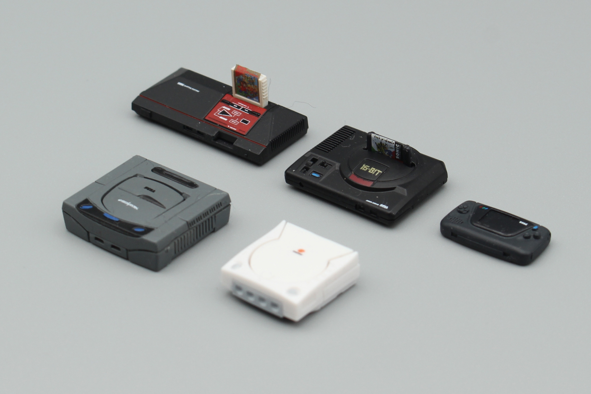 「figmaPLUS セガハード」。セガを代表する家庭用ゲーム機のミニチュアを、1/12相当のスケールで造形