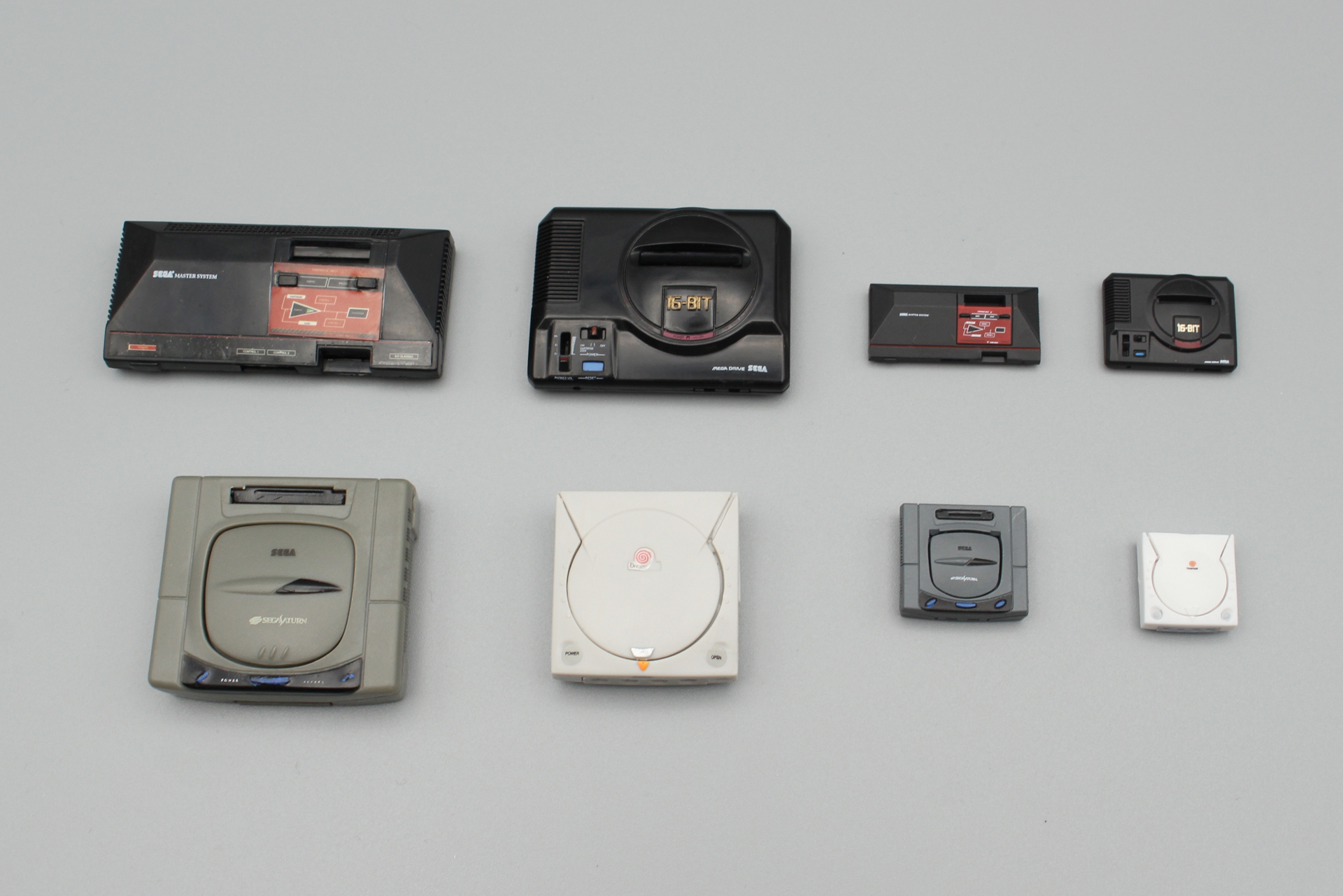 左側が2004年にユージンから発売された「セガヒストリーコレクション」。ともに公式にはノンスケールとなるが、大きさの違いは歴然