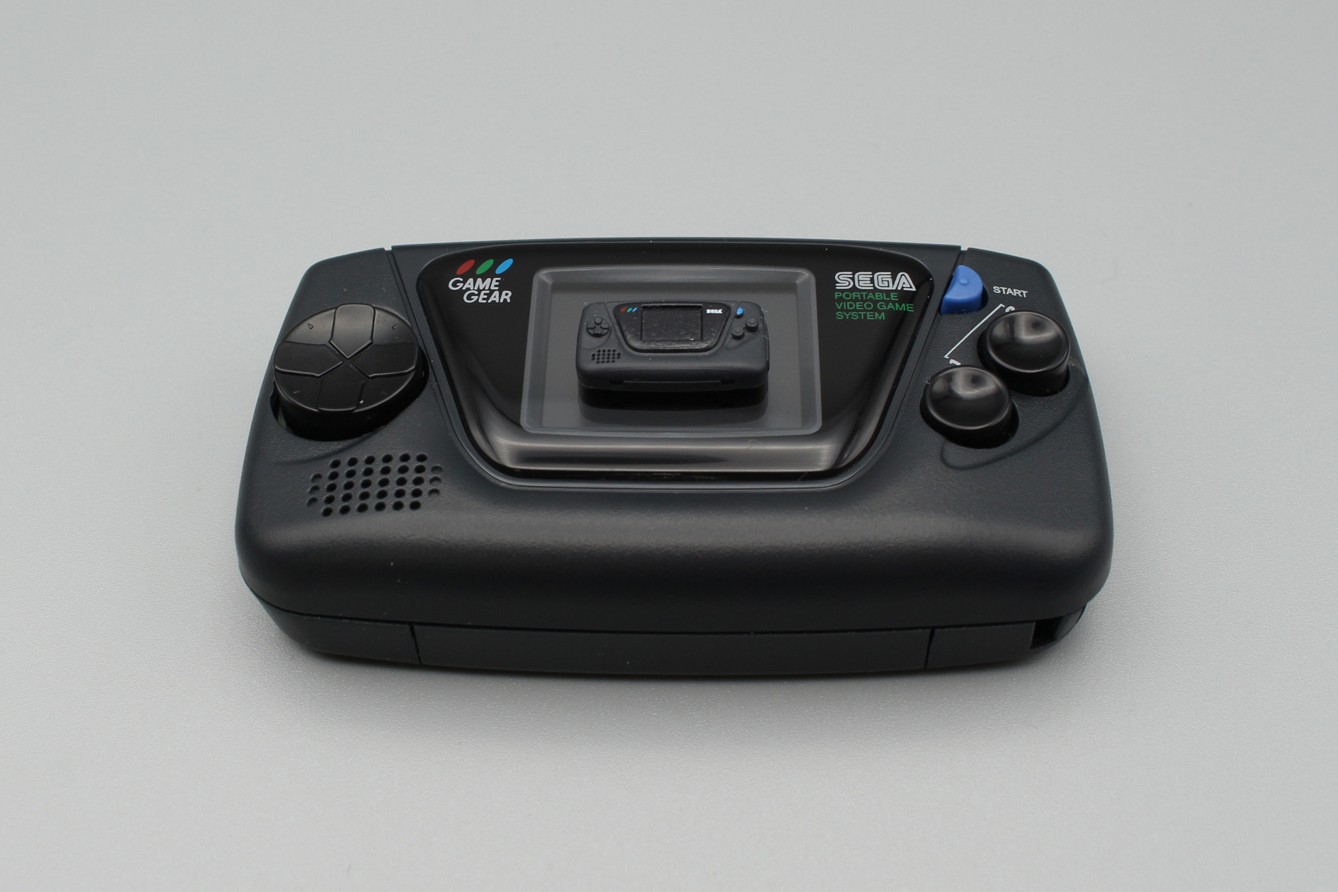 昨年発売されたゲームギアミクロの1.15インチ液晶画面よりも小さなゲームギア。重ねてみると、フィギュアの小ささがよくわかる