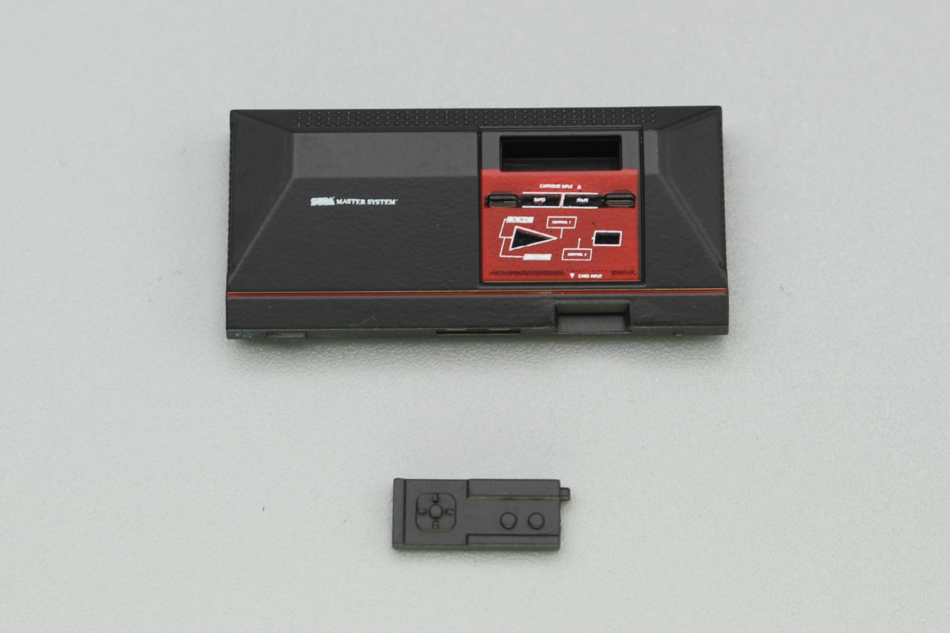 マスターシステム。1987年10月18日発売。FMサウンド、ラピッドファイア機能、3-Dグラス端子を標準装備したセガ・マークIIIのアップグレード機。容量の大きな「ゴールドカートリッジ」が使える一方で、過去機種の上位互換にも対応した、当時の最上位機種だ