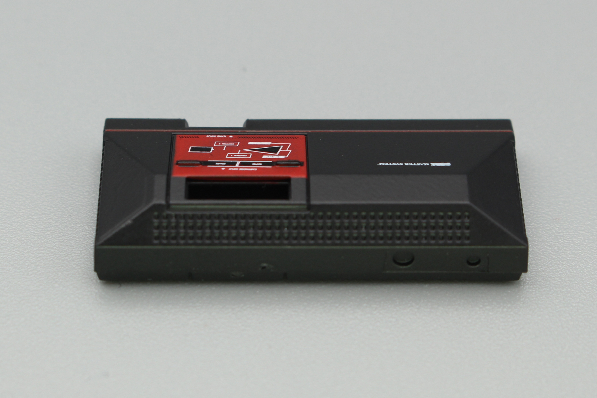 マスターシステム。1987年10月18日発売。FMサウンド、ラピッドファイア機能、3-Dグラス端子を標準装備したセガ・マークIIIのアップグレード機。容量の大きな「ゴールドカートリッジ」が使える一方で、過去機種の上位互換にも対応した、当時の最上位機種だ