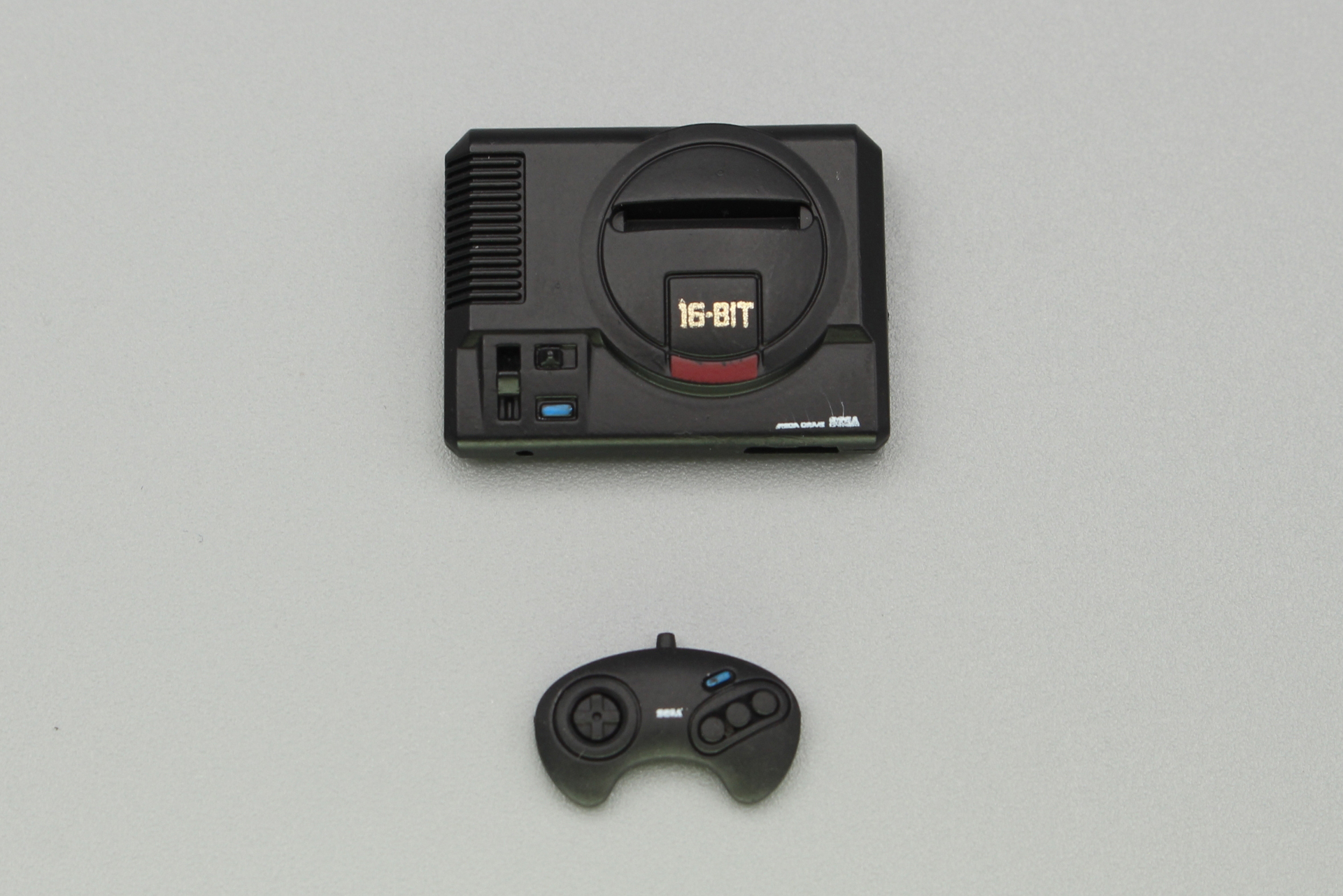 メガドライブ。1988年10月29日発売。16ビットCPUを搭載したゲームマシンで、「ソニック・ザ・ヘッジホッグ」など、クオリティの高いオリジナルタイトルやアーケードゲームの移植作なども数多くリリースされた。北米やヨーロッパなど、海外でも大ヒットをおさめている
