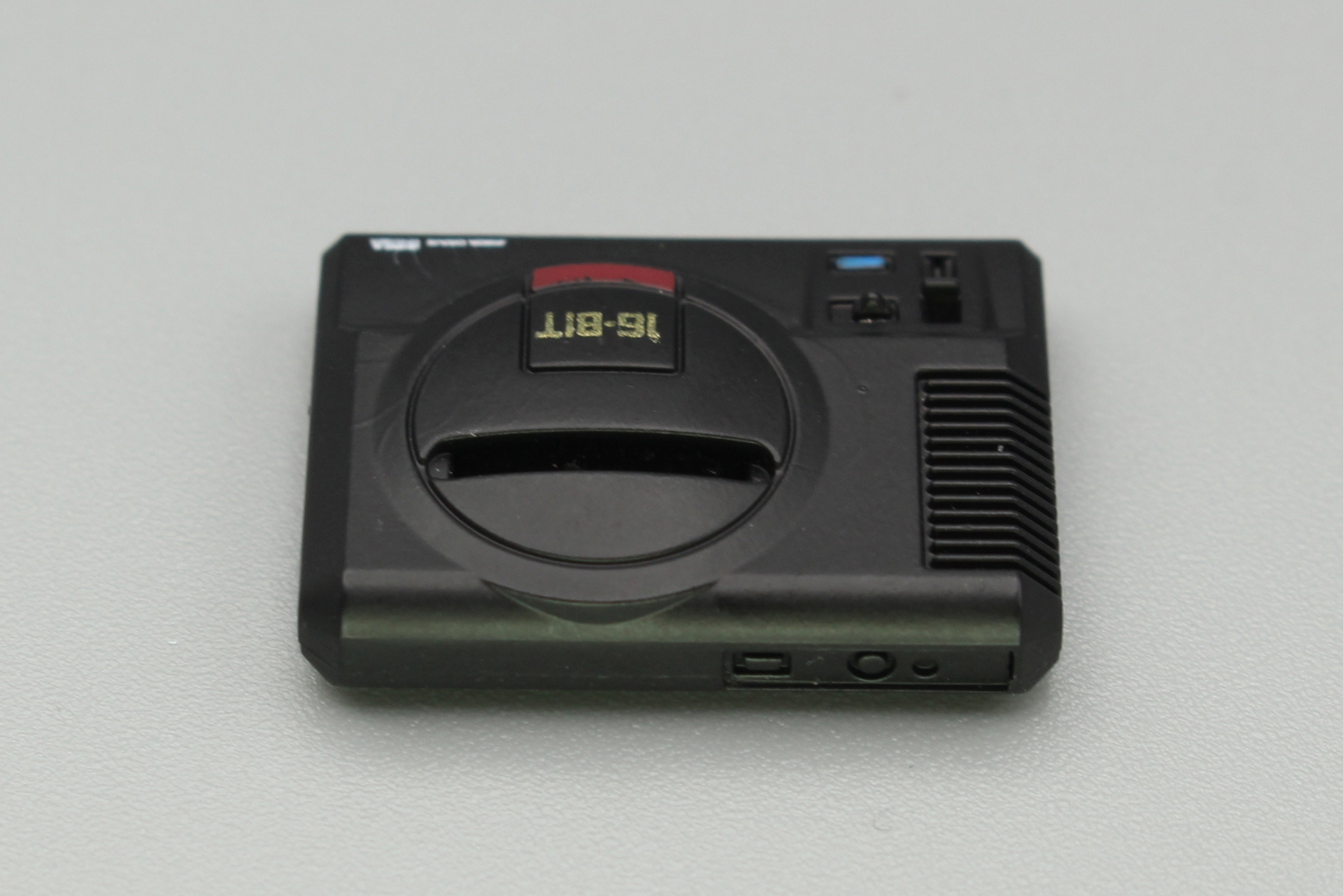 メガドライブ。1988年10月29日発売。16ビットCPUを搭載したゲームマシンで、「ソニック・ザ・ヘッジホッグ」など、クオリティの高いオリジナルタイトルやアーケードゲームの移植作なども数多くリリースされた。北米やヨーロッパなど、海外でも大ヒットをおさめている