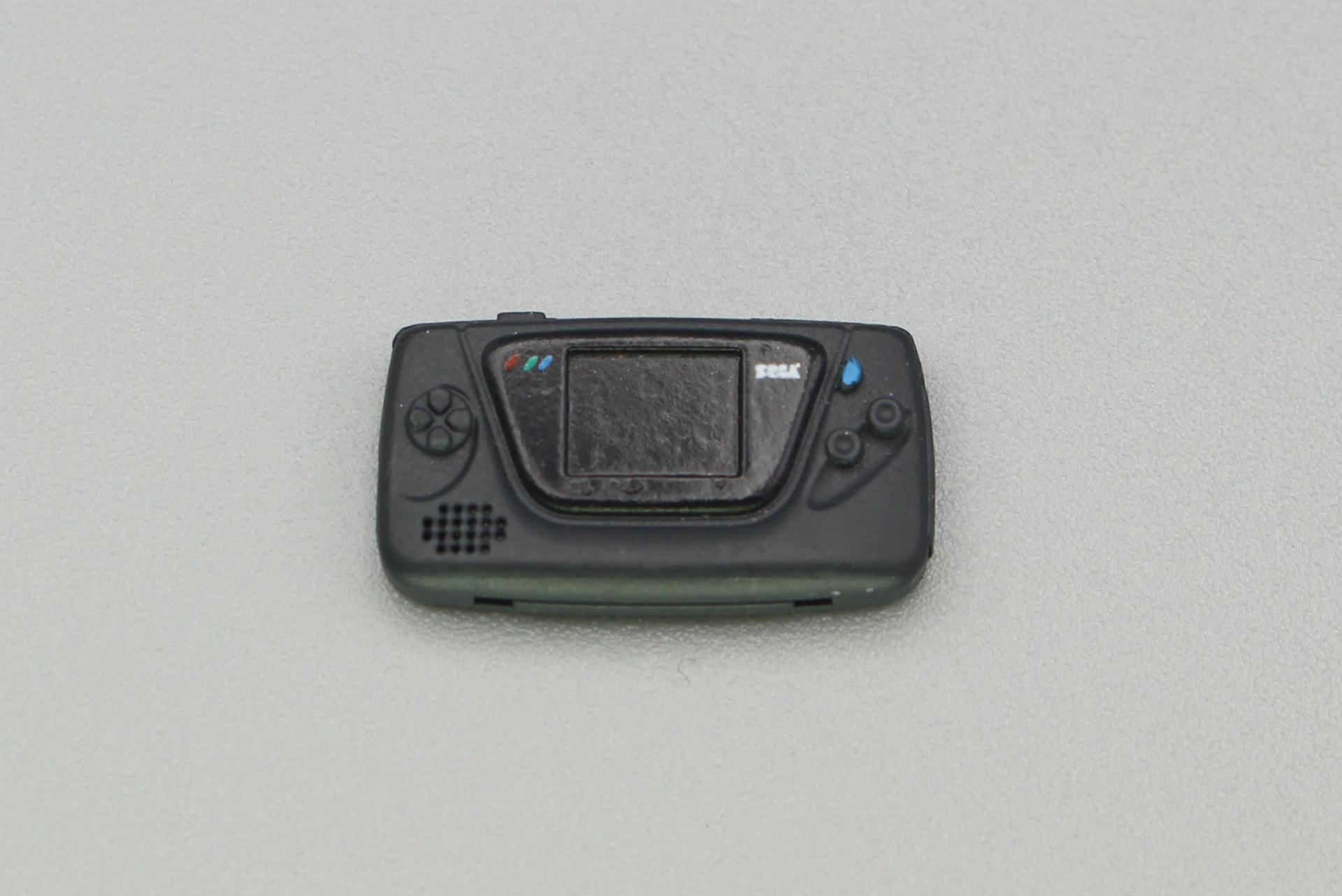 ゲームギア。1990年10月6日発売。セガ初の携帯型ゲーム機で、国産としては初めてカラー液晶画面を搭載した。「ソニック」などの人気シリーズを独自路線で発売するなど、この機種でしか遊べないゲームが多数登場した。オプションのTVチューナーでテレビを見ることもできた