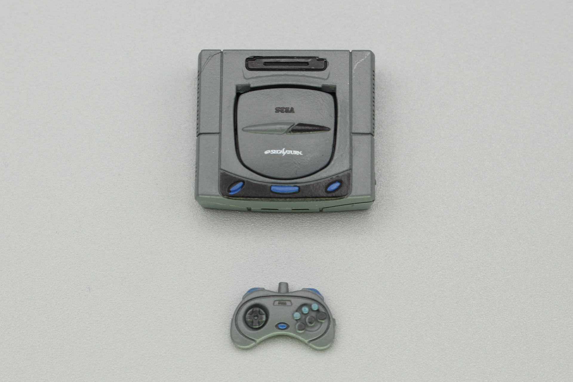 セガサターン。1994年11月22日発売。CDロムドライブを搭載し、3Dポリゴンのグラフィックスも表示できたセガの国内最大のヒットゲーム機で、ライバルの「PlayStation」とともにゲーム業界を賑わわせた。対戦格闘ゲームの「バーチャファイター2」はミリオンセラーとなった