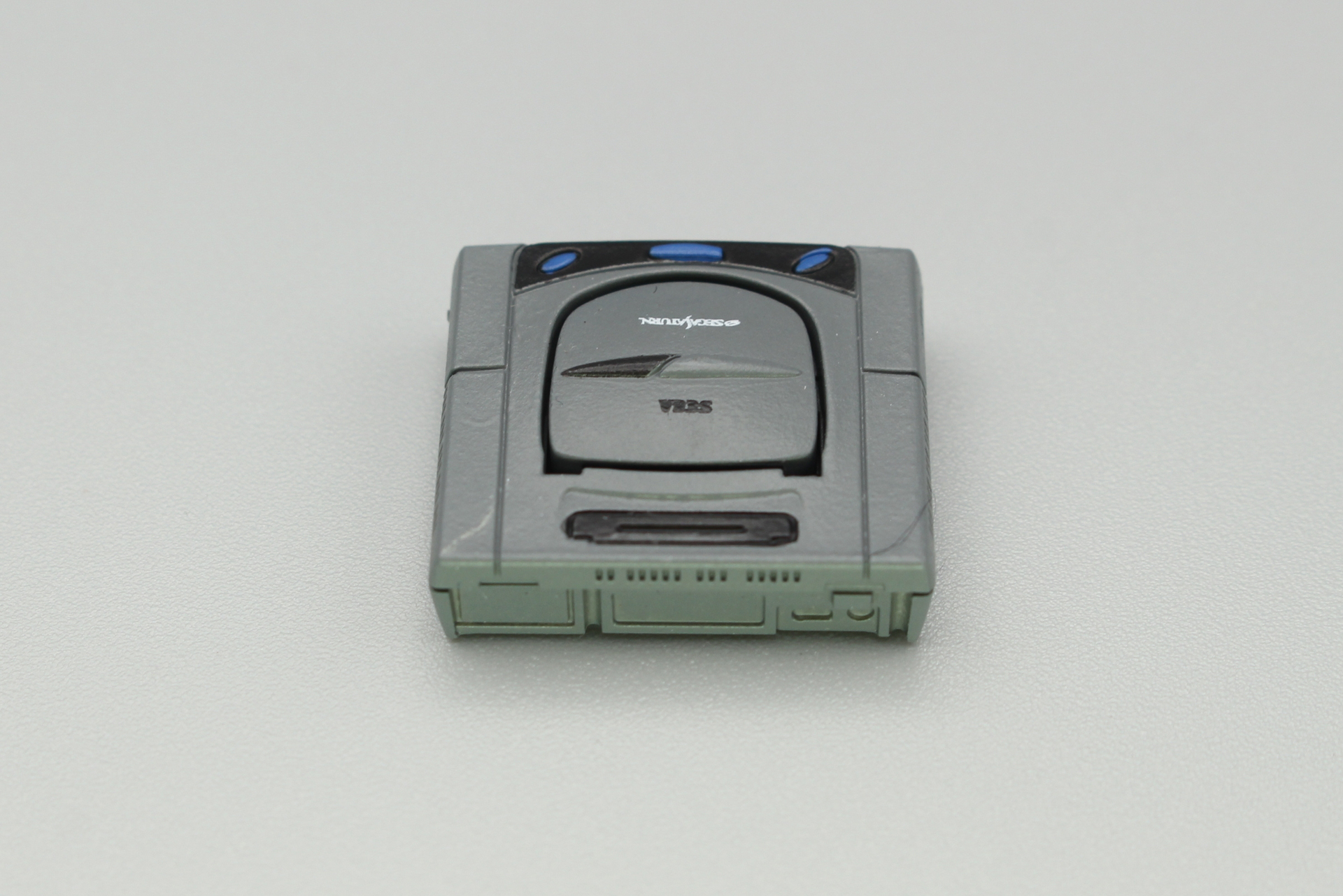 セガサターン。1994年11月22日発売。CDロムドライブを搭載し、3Dポリゴンのグラフィックスも表示できたセガの国内最大のヒットゲーム機で、ライバルの「PlayStation」とともにゲーム業界を賑わわせた。対戦格闘ゲームの「バーチャファイター2」はミリオンセラーとなった