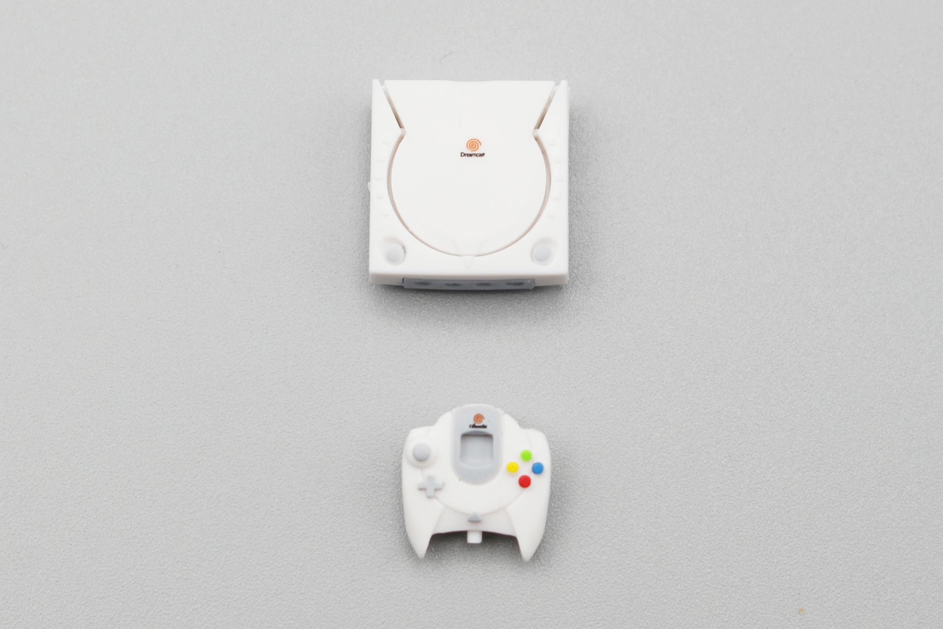 ドリームキャスト。1998年11月27日発売。セガサターンよりもさらに高性能なスペックを誇り、インターネット接続用のモデムを標準装備し、オンラインゲームも数多く発売される。液晶画面付きのメモリーカード「ビジュアルメモリ」もインパクトがあった。2001年に惜しまれつつ生産が終了し、セガ最後のゲーム機となった
