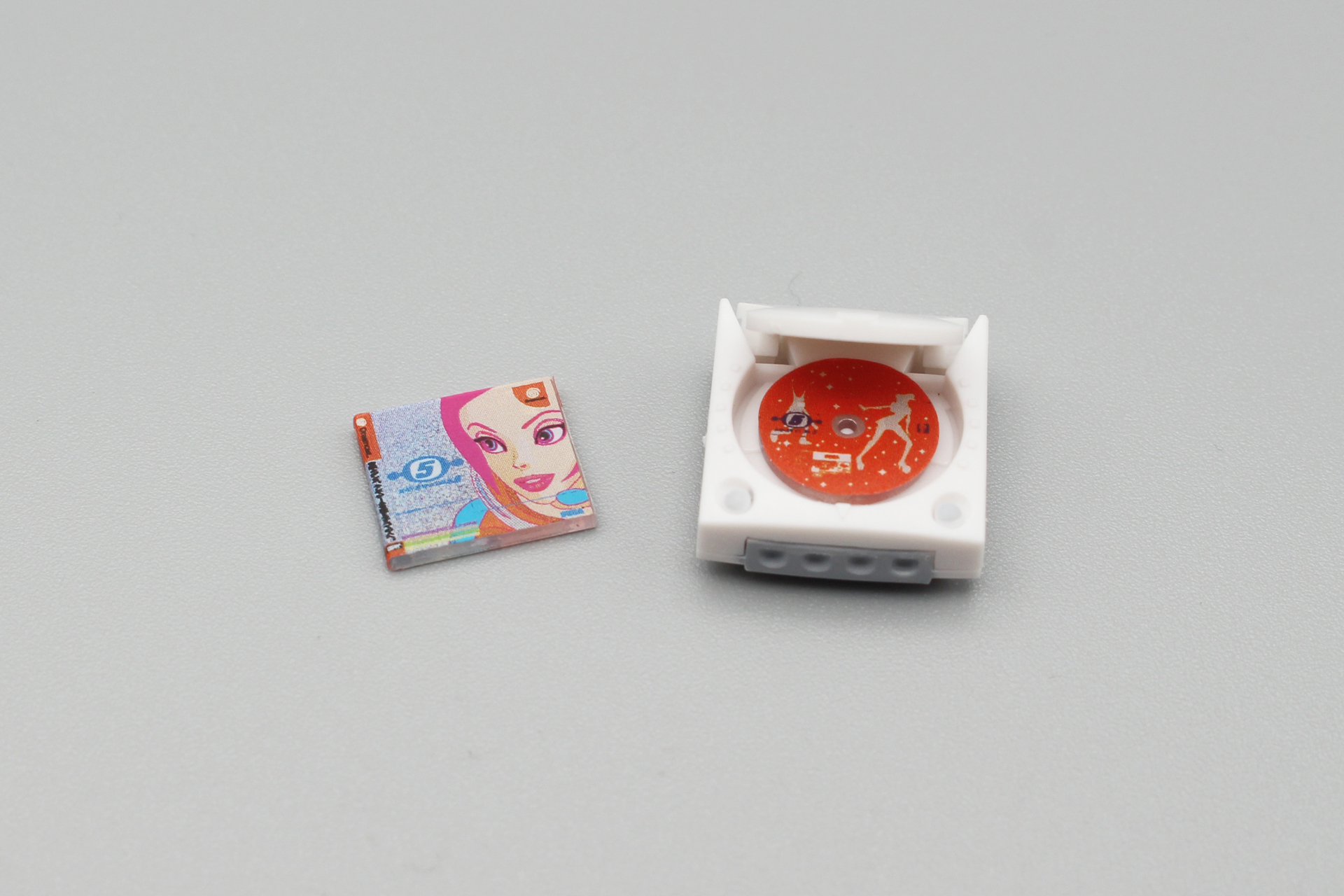 ラベルのシールを貼り付ければ完成。ソフトがあると、ミニチュアの印象もずいぶん変わる