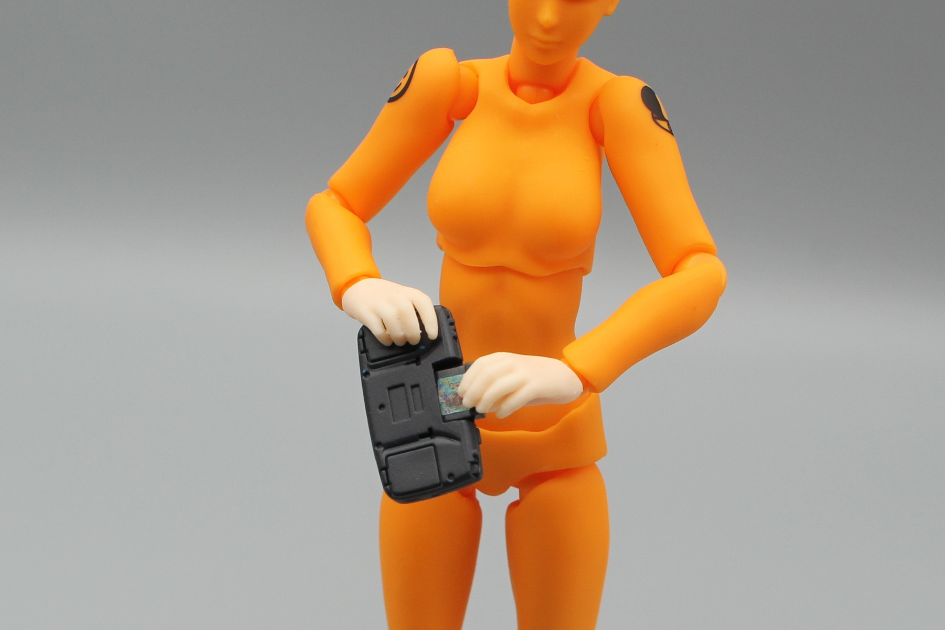 交換用の手首を使えば、ソフトを取り出しているシーンも作れる