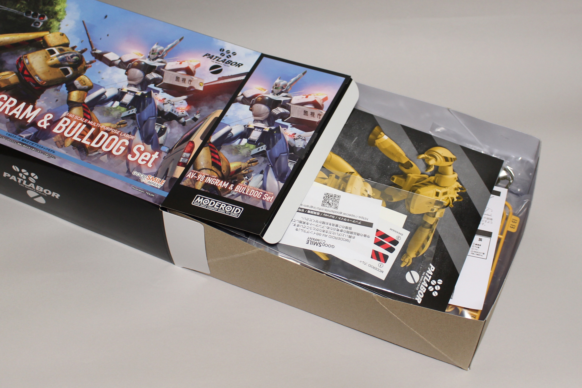 MODEROIDシリーズの引き出し式パッケージを採用。2機分のパーツが入っているのでスケールの割に大きめだ