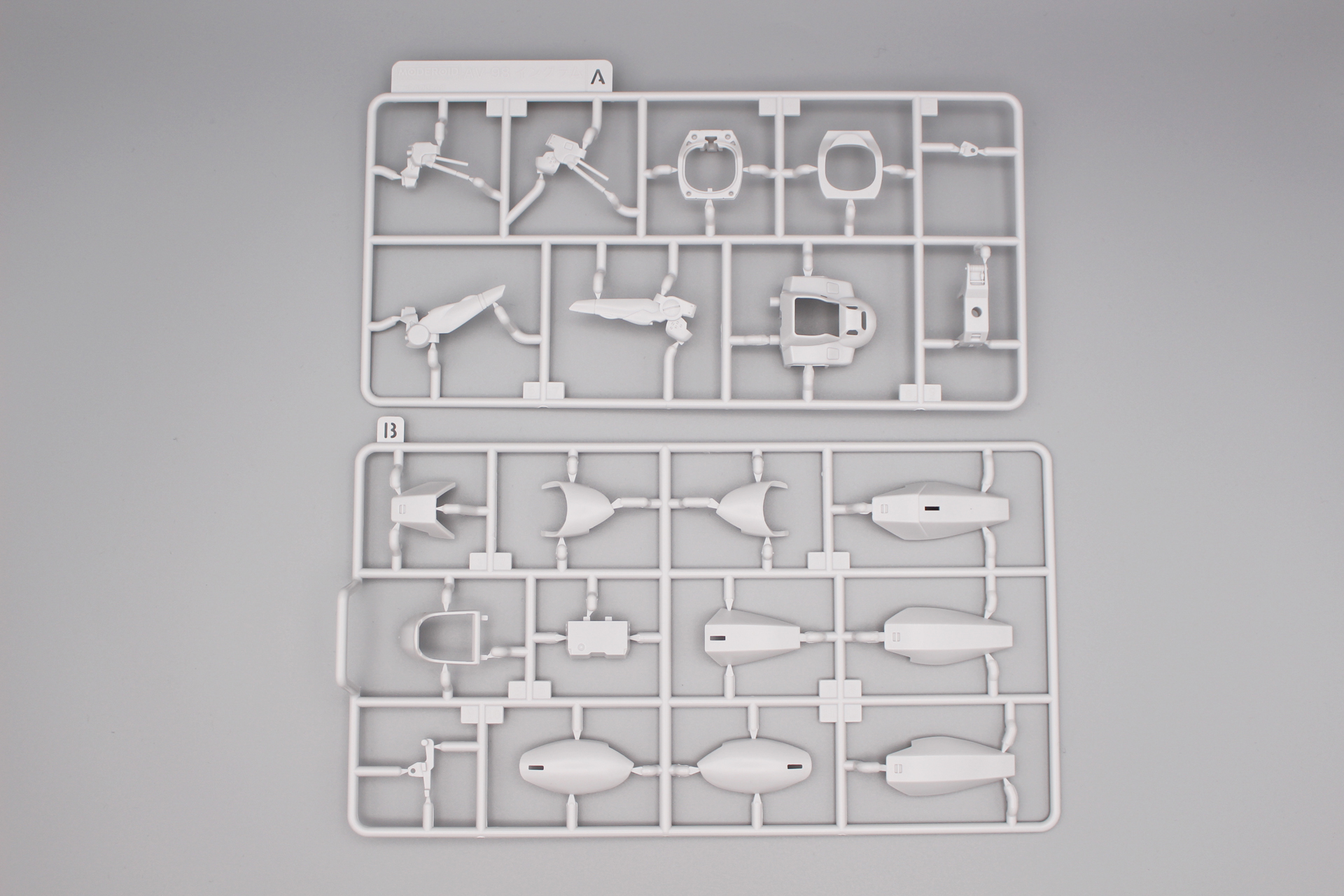 A、Bパーツ。イングラムの頭部、胸部、脚部アーマーなど