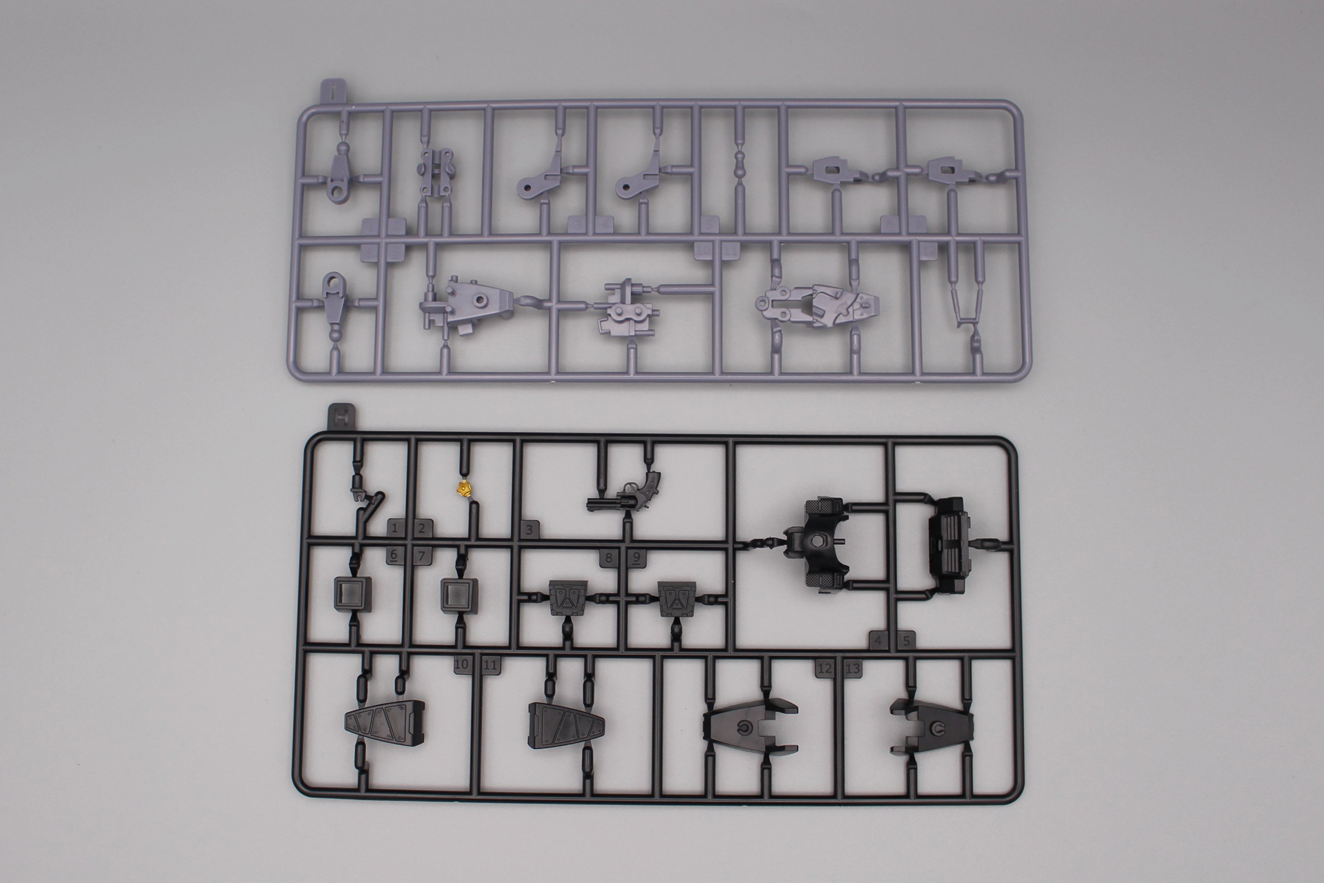 H、Iパーツ。胸部、脚部、リボルバーカノン、関節部など（写真ではランナーの上下が逆になってしまっている）