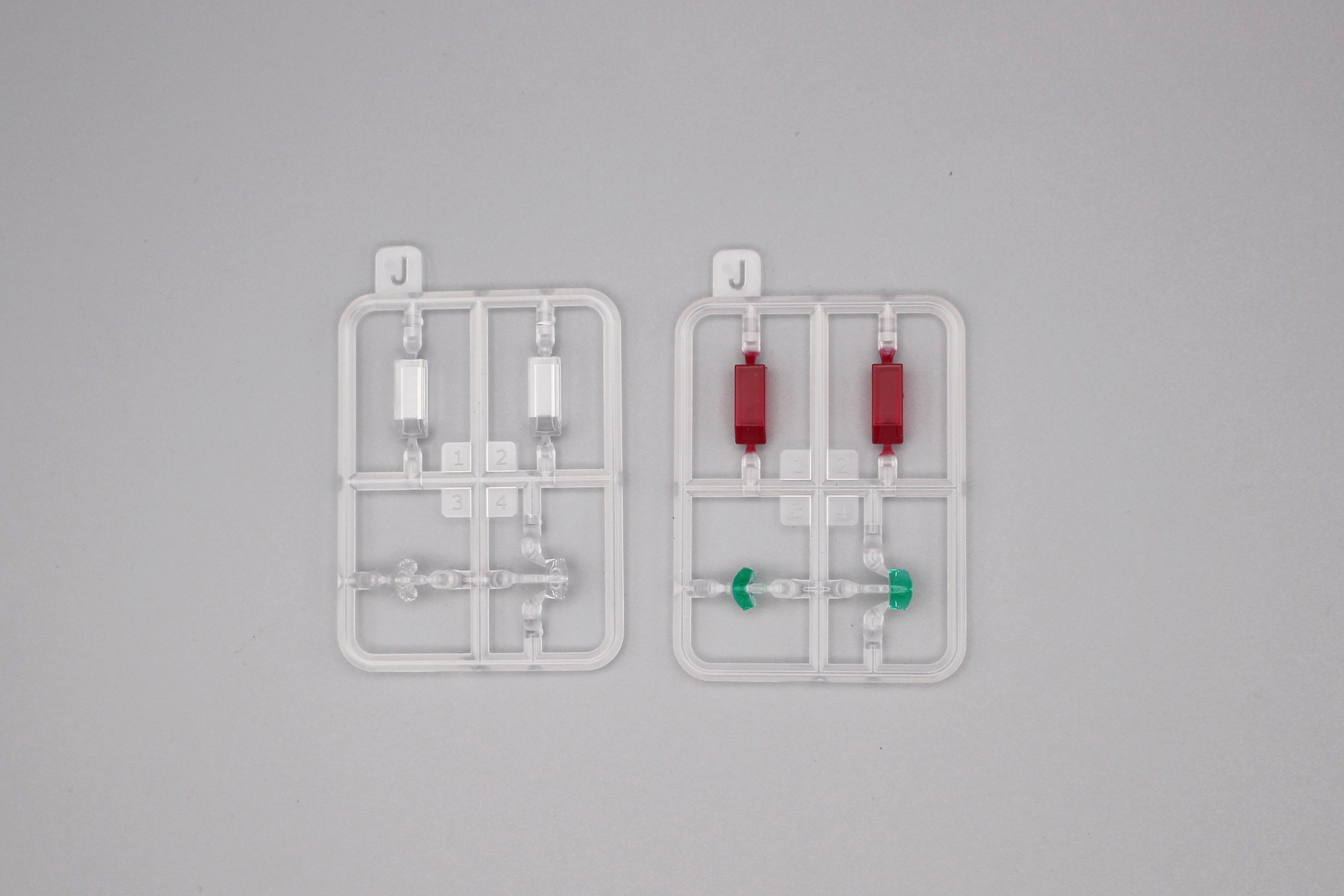 J（×2）パーツ。未塗装と塗装済みの両方を用意。自分で塗りたい人は前者を使う