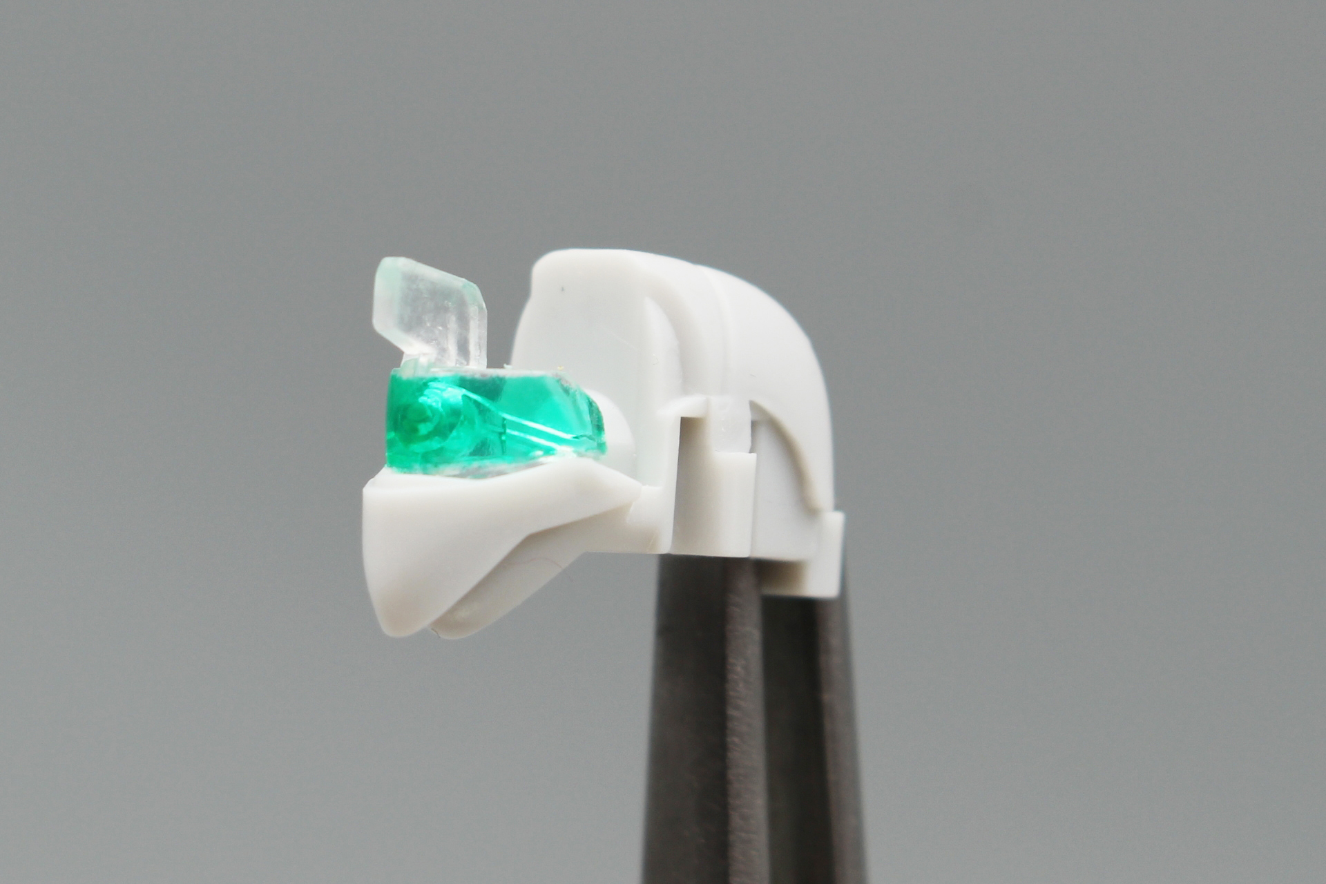 まずは頭部から。カメラはクリアパーツで、内部メカはモールドで表現している