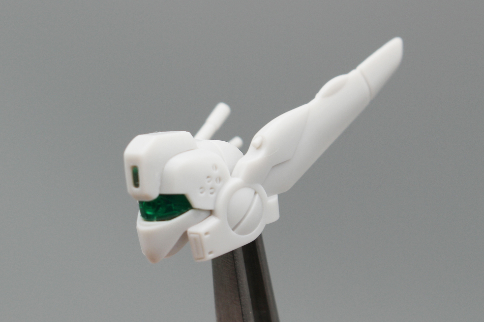 1号機頭部。頭頂部、左右のアンテナなど5パーツで構成