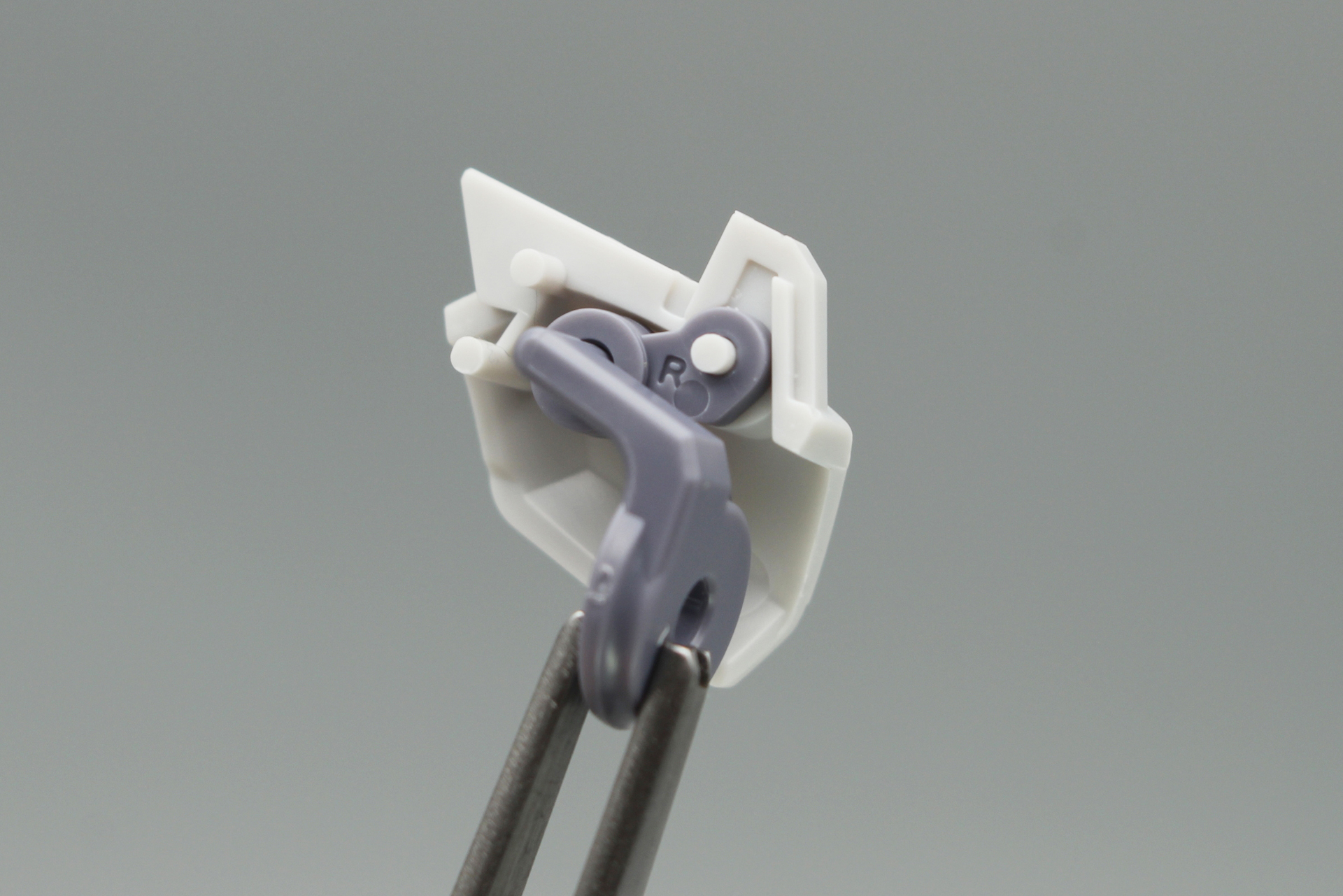 肩アーマーは2つのパーツを内蔵して組み立て。アーマー側の受け軸が細いのでゆっくりまっすぐ押し込む