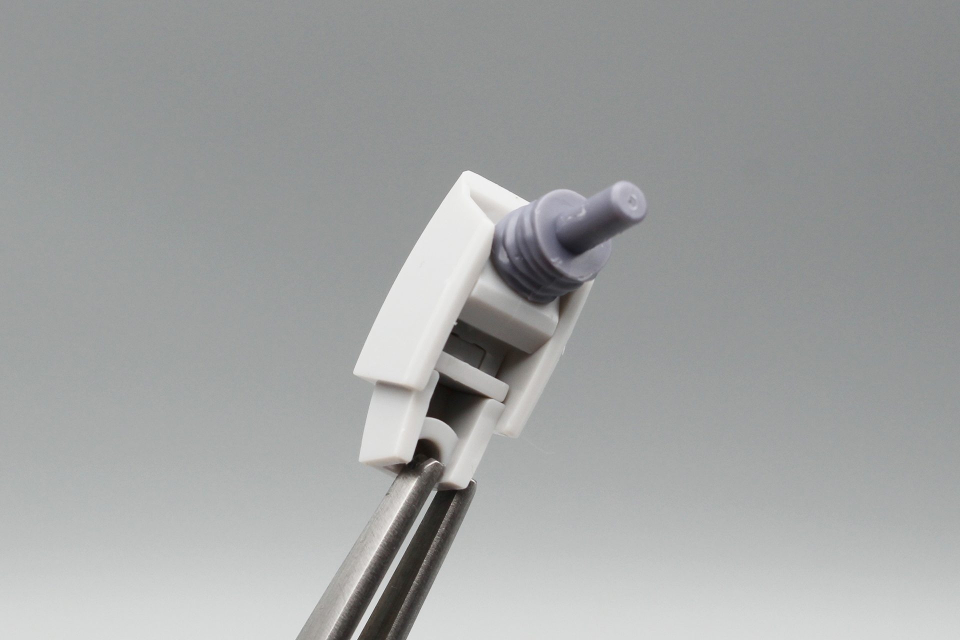 右腕の組み立て。可動式のヒジ関節を二の腕に組み込む