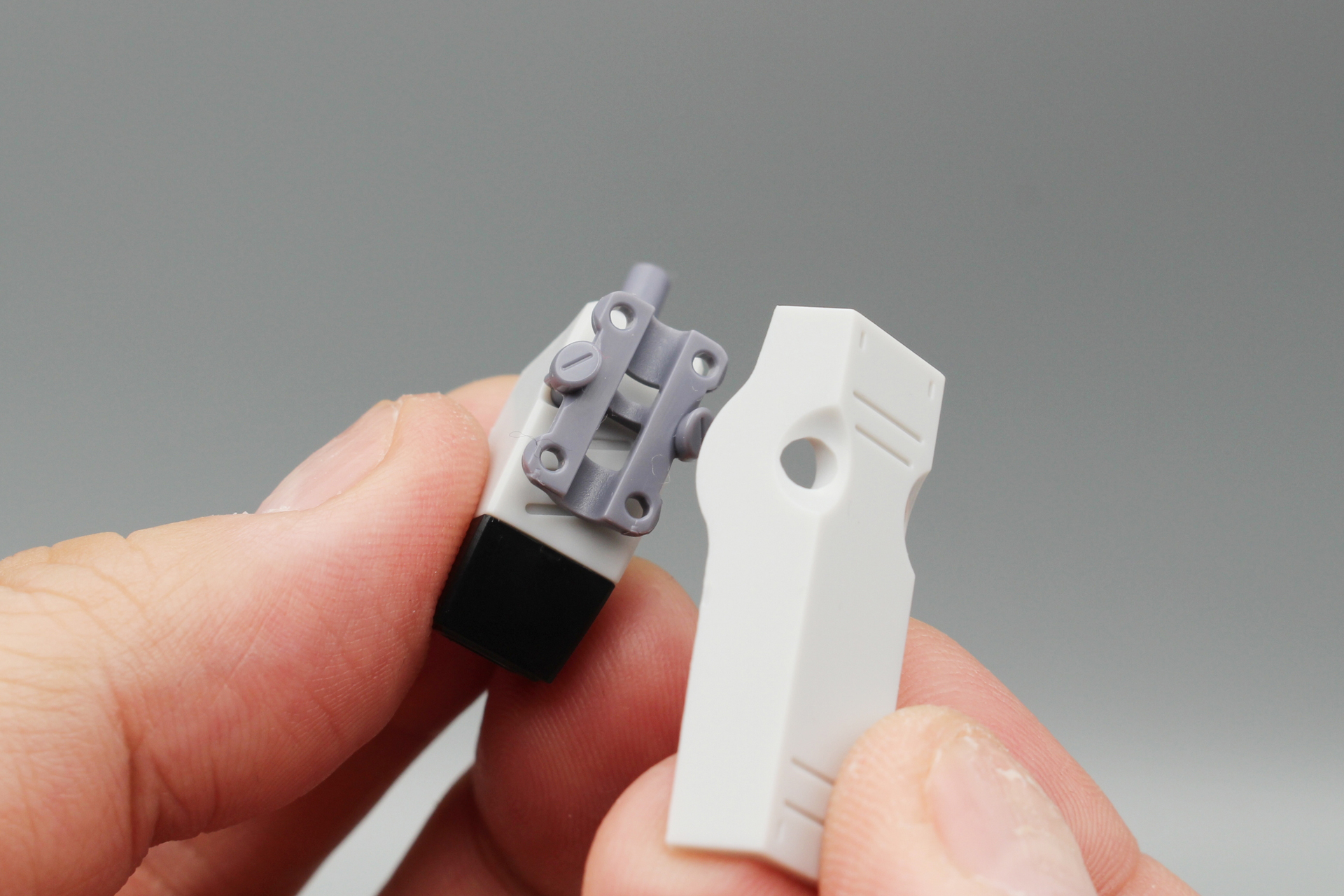 左腕は受けパーツにシールドをはめ込むことで、固定用ボルトがシールドの穴から露出する