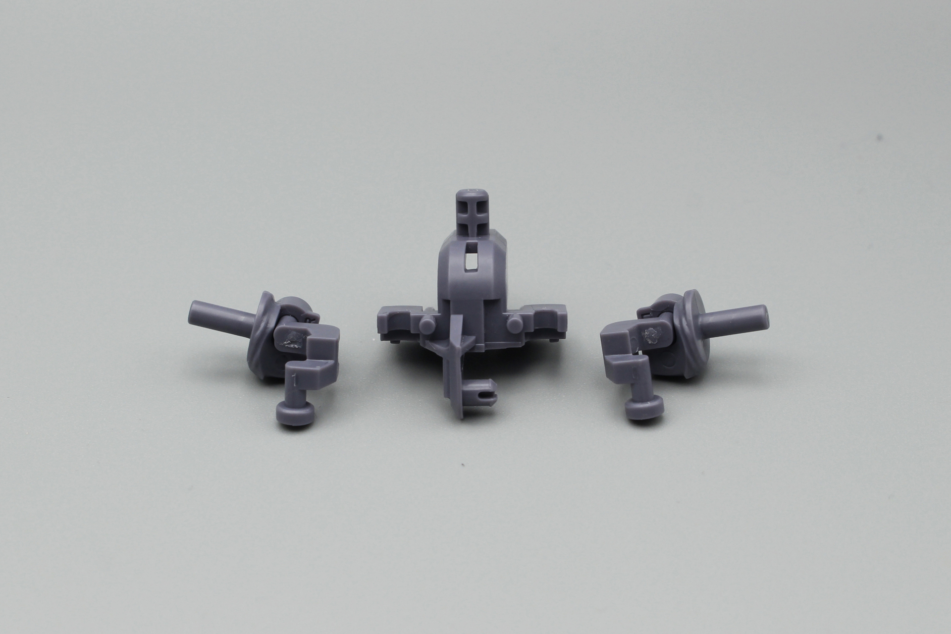 胸部内部のジョイント。引き出し式のジョイントは前後、上下にスイングする