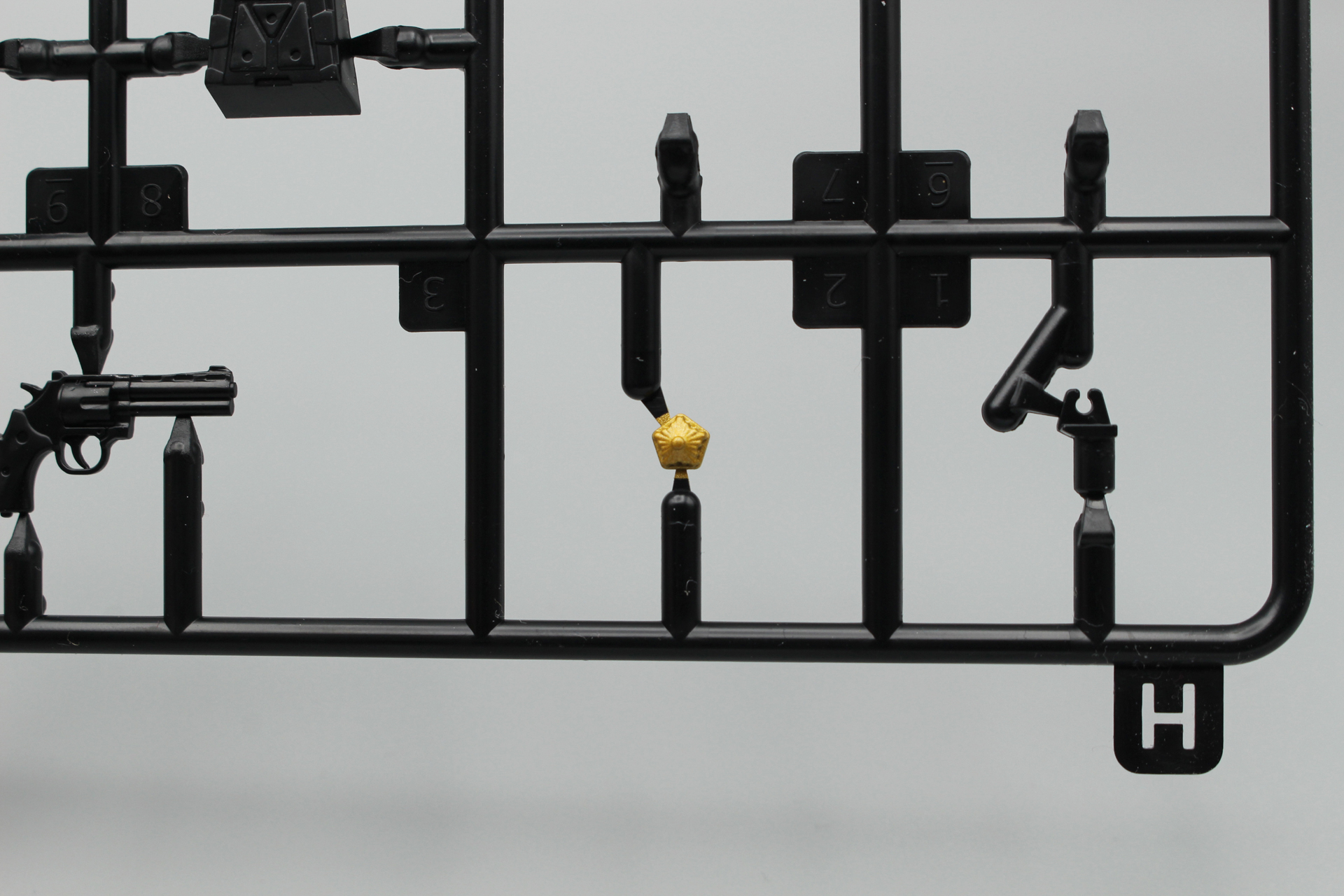 旭日章は塗装済みパーツ。パトレイバーのトレードマークだ