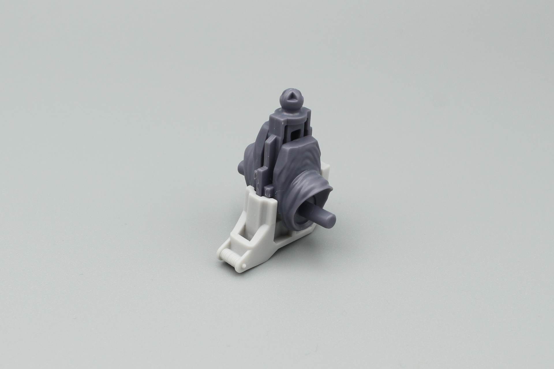 腰部の内部を組み立て。左右の足を接続する軸は上下にスライドする機構がある