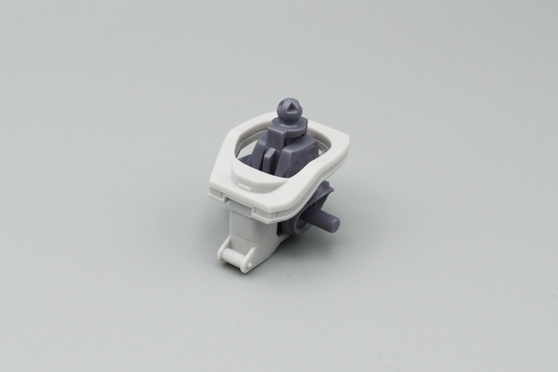 ナンバープレートやウインカーのある腰回りのパーツを取り付ける