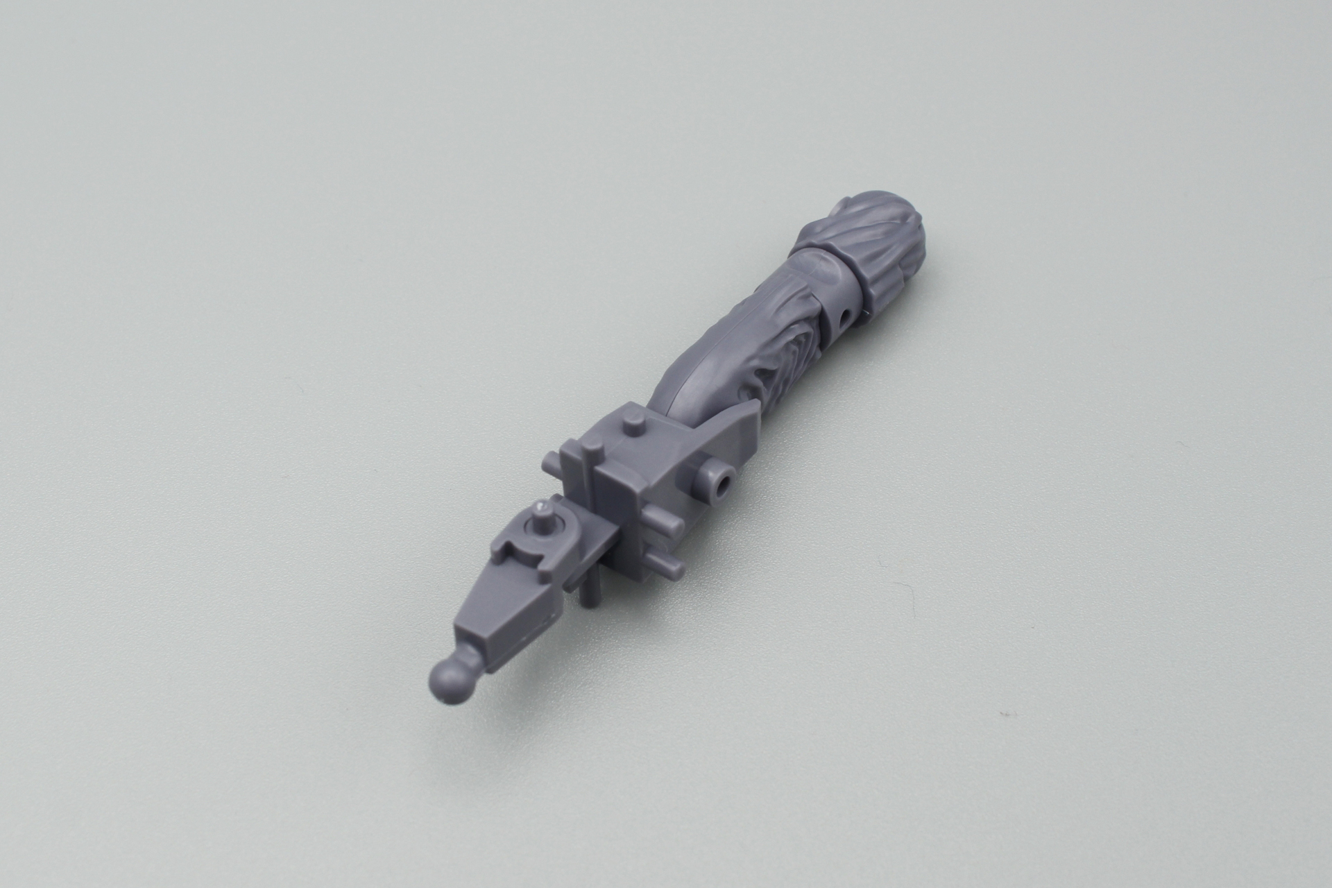 左足内部のフレーム。付け根の上下スイング、ロール、ヒザの前後スイング、足首軸の左右スイングが可能