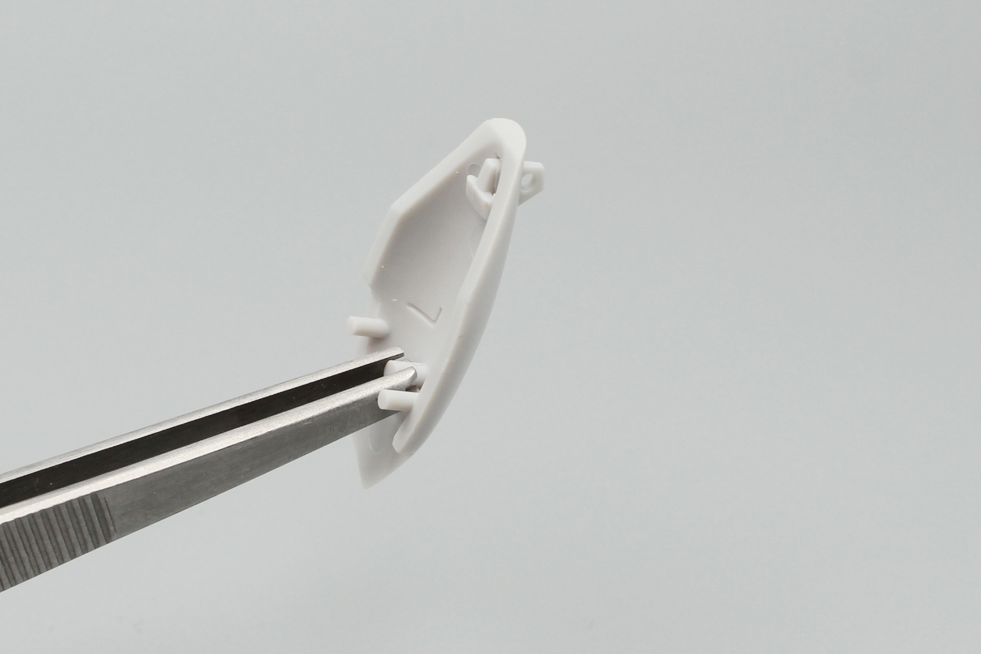 太ももアーマーにある穴の開いた突起は、内側からはめ込む別パーツとなっている