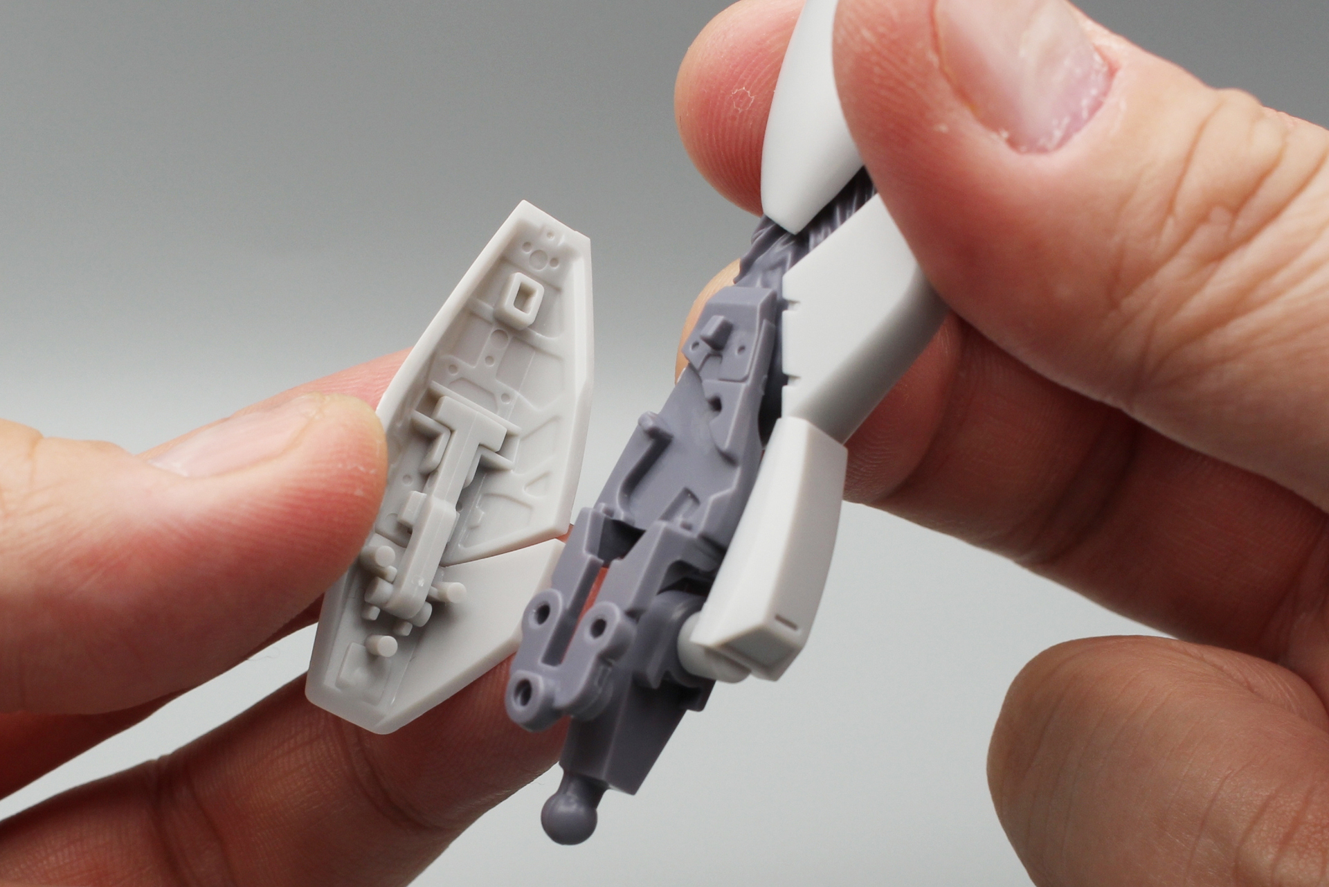 右足はリボルバーカノンの収納機構があり、フレームの構造が若干異なる。開閉するアーマーの付け根は接着を推奨