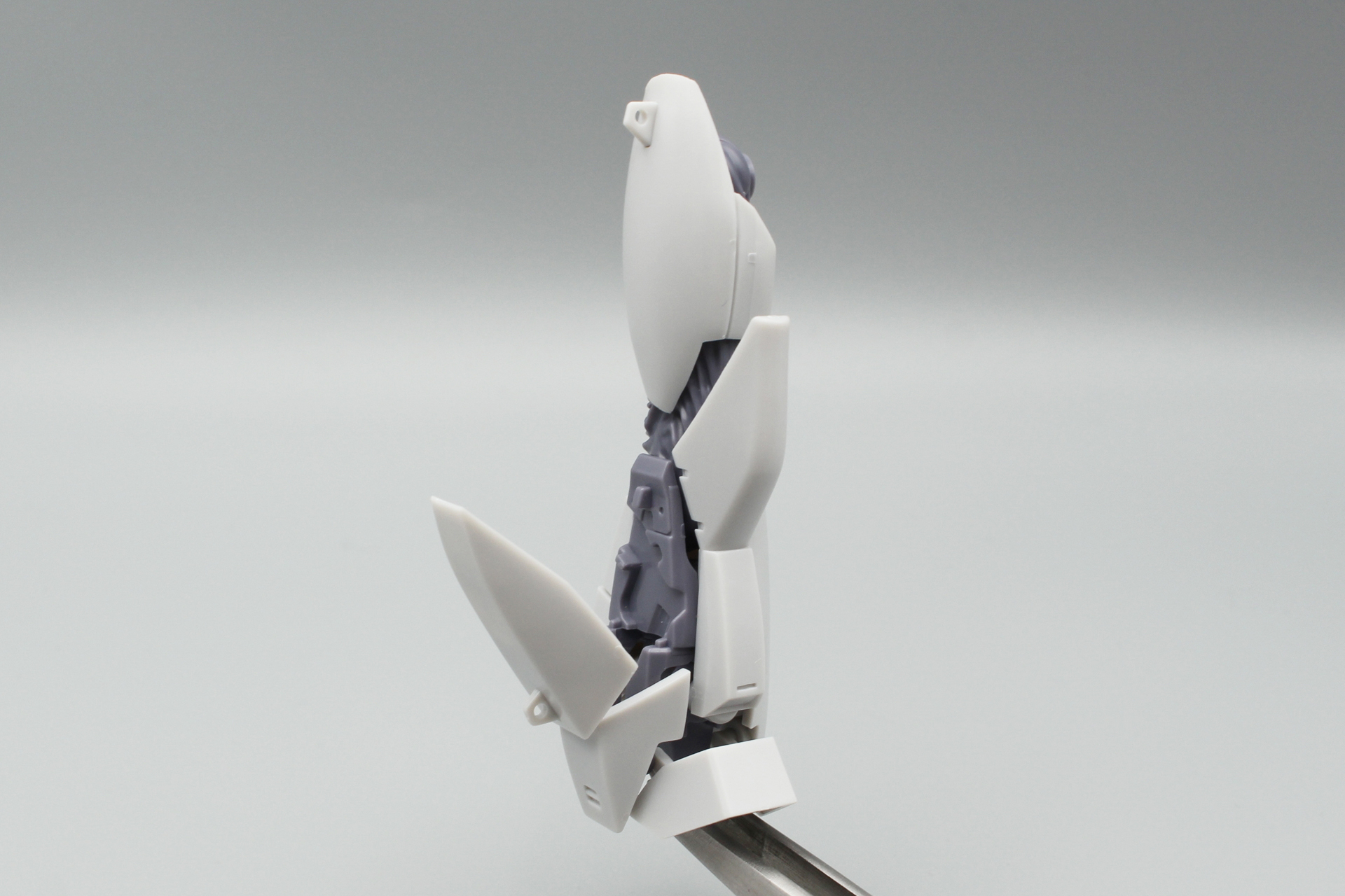 右足の完成。これはリボルバーカノン収納部を開いているところ