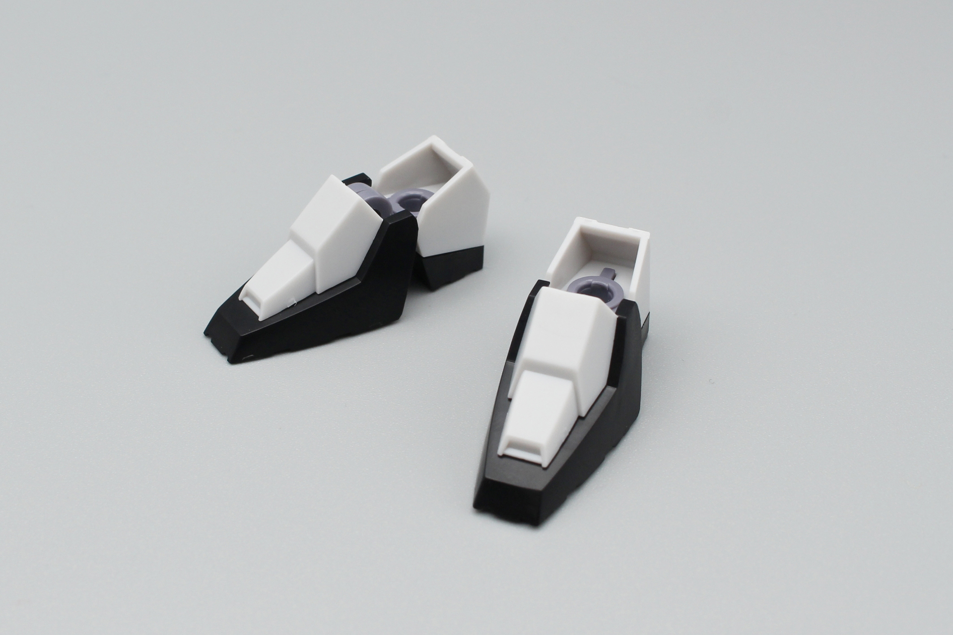 足首の完成。パーツは全体的にエッジが立っていてシャープな印象を受ける