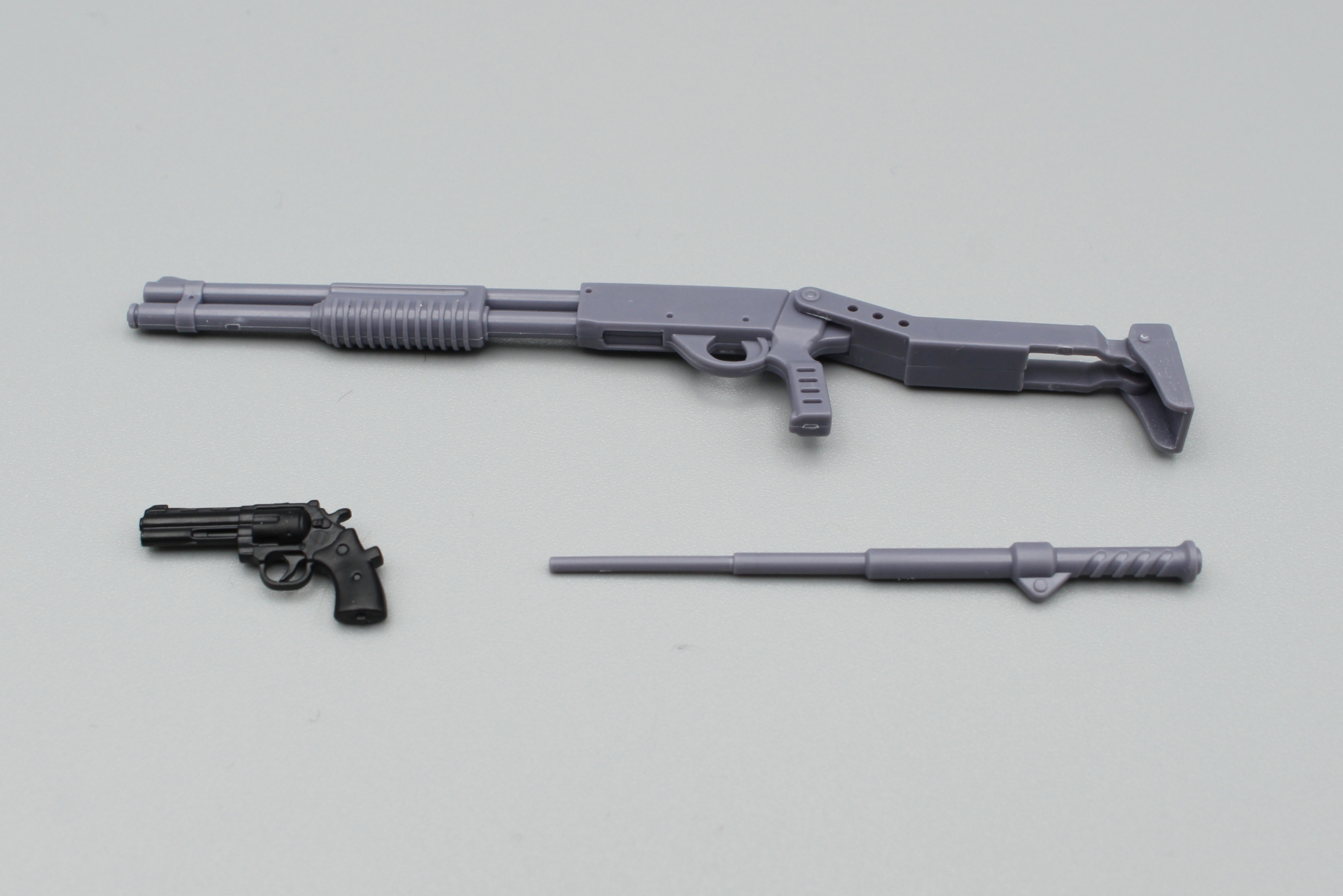 武器はライアットガン、リボルバーカノン、スタンスティックが付属