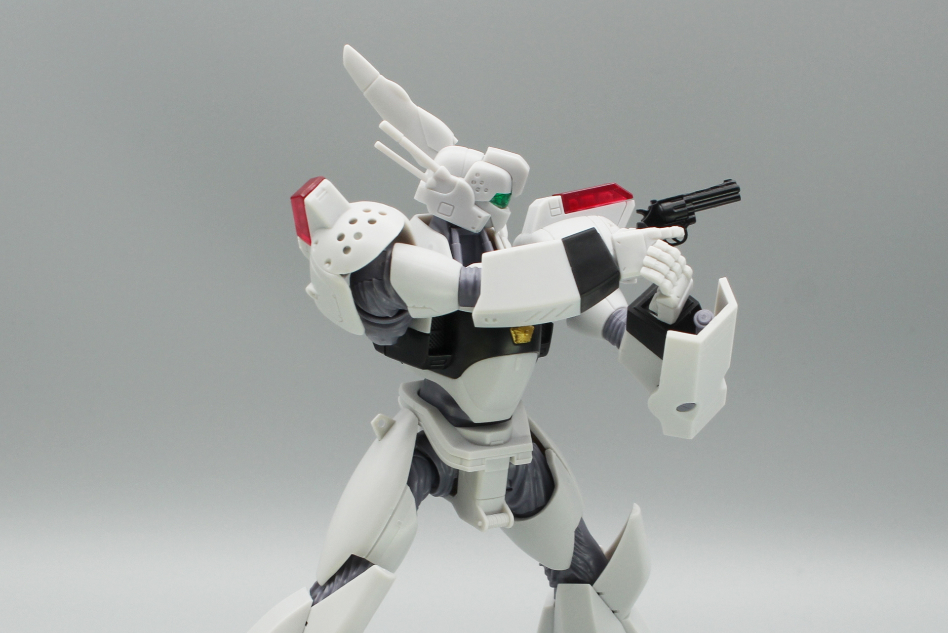 リボルバーカノンを横向きに両手で構えるポーズも自在だ