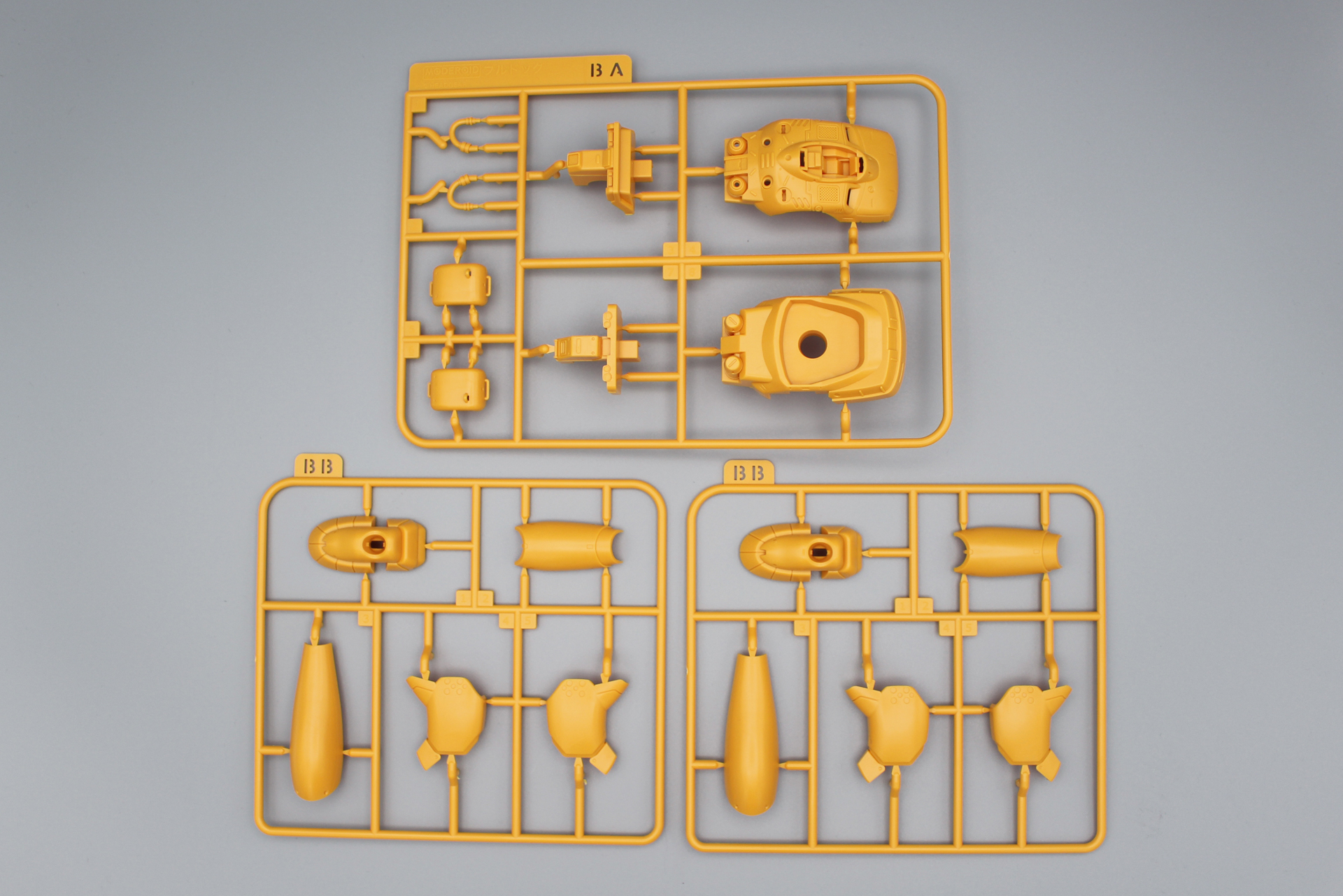 BA、BB（×2）パーツ。上半身の手足の外装など。イングラムのパーツと混同しないよう、パーツ名が2文字になっている