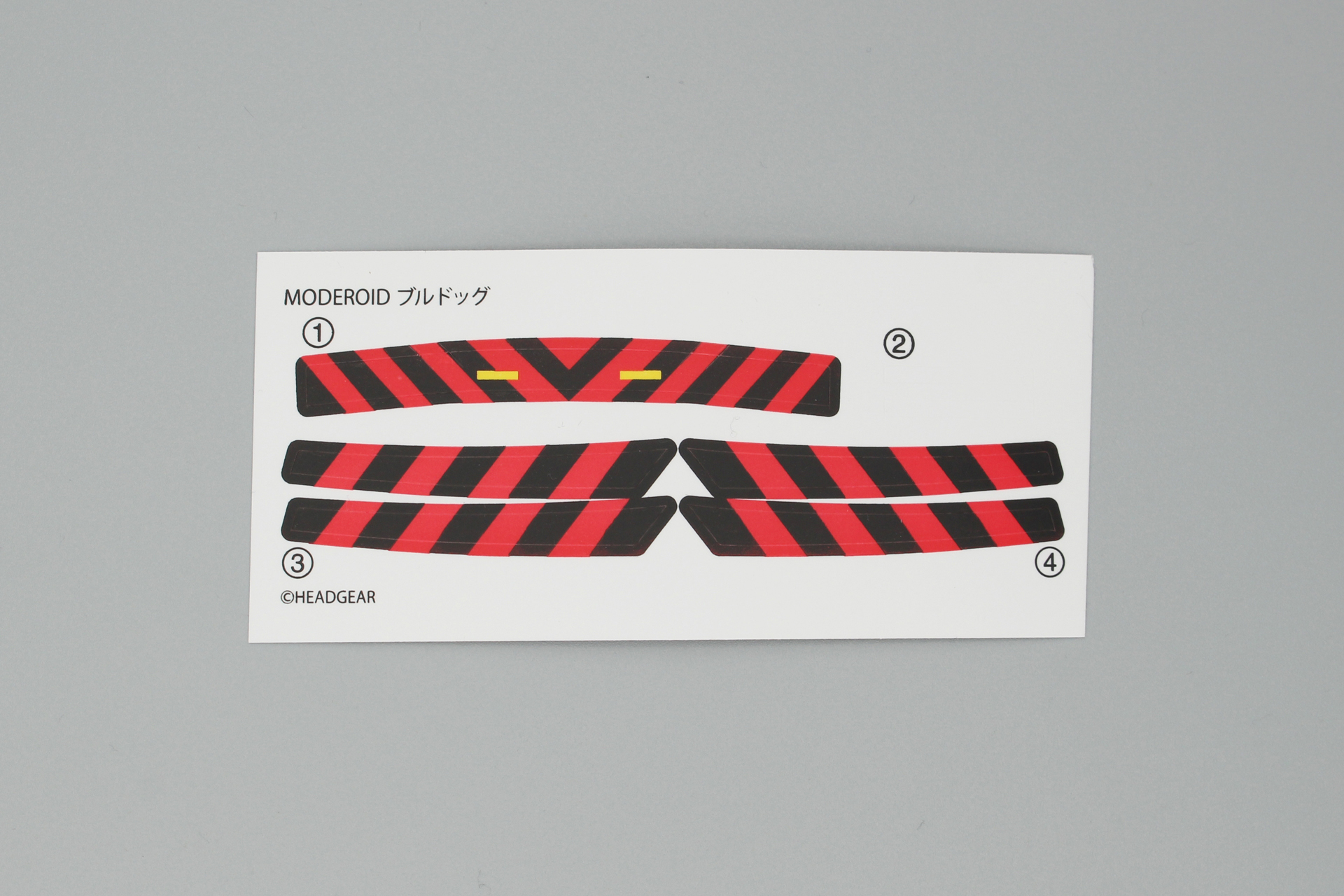 こちらはデカールではなく、はがして貼るタイプのシールを採用