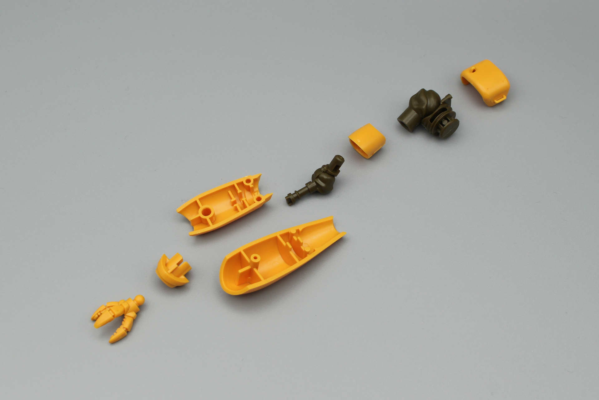 腕の組み立て。肩以外は左右共通のパーツとなる