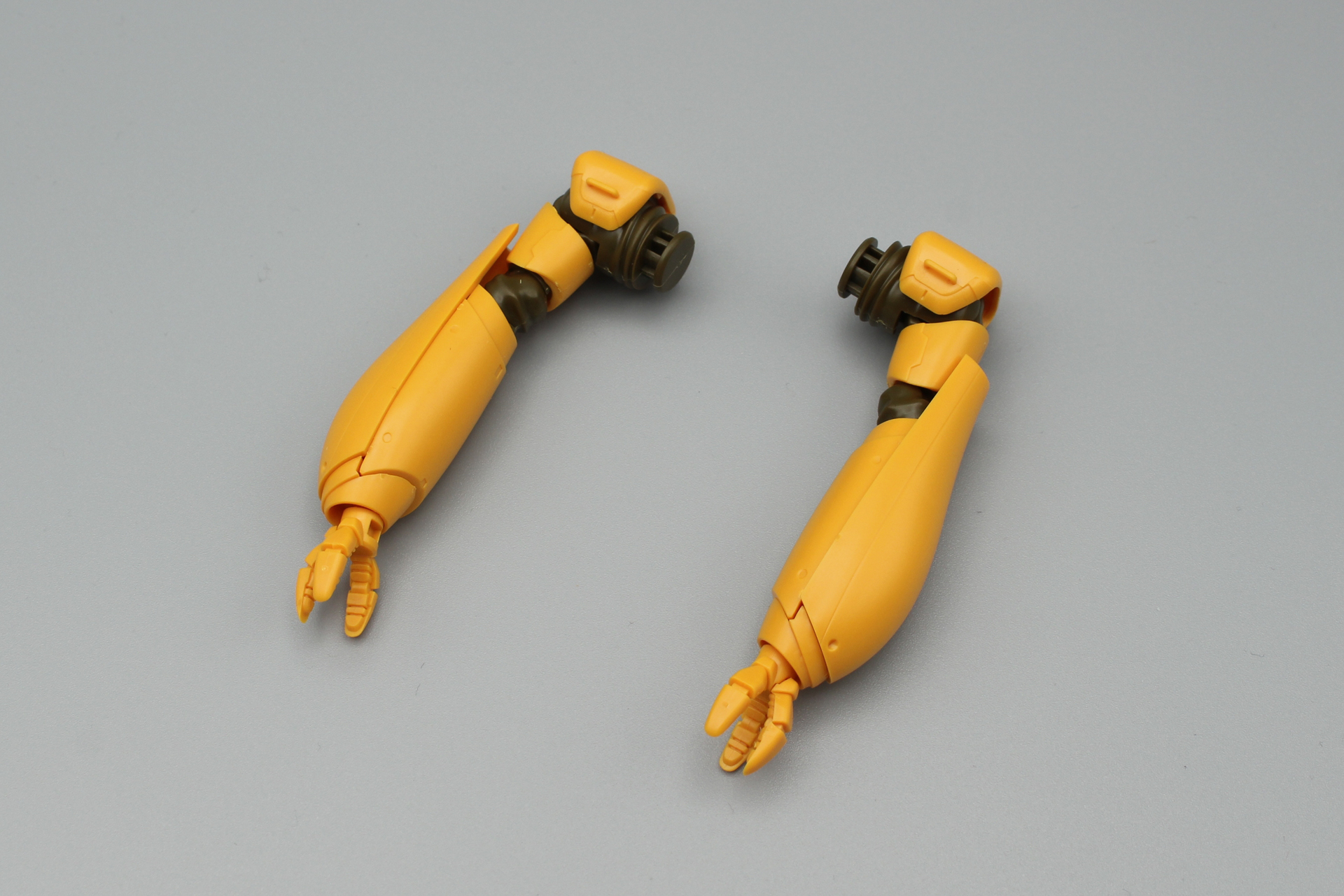 両腕の完成。手は付け根のみが可動し、ツメは非可動