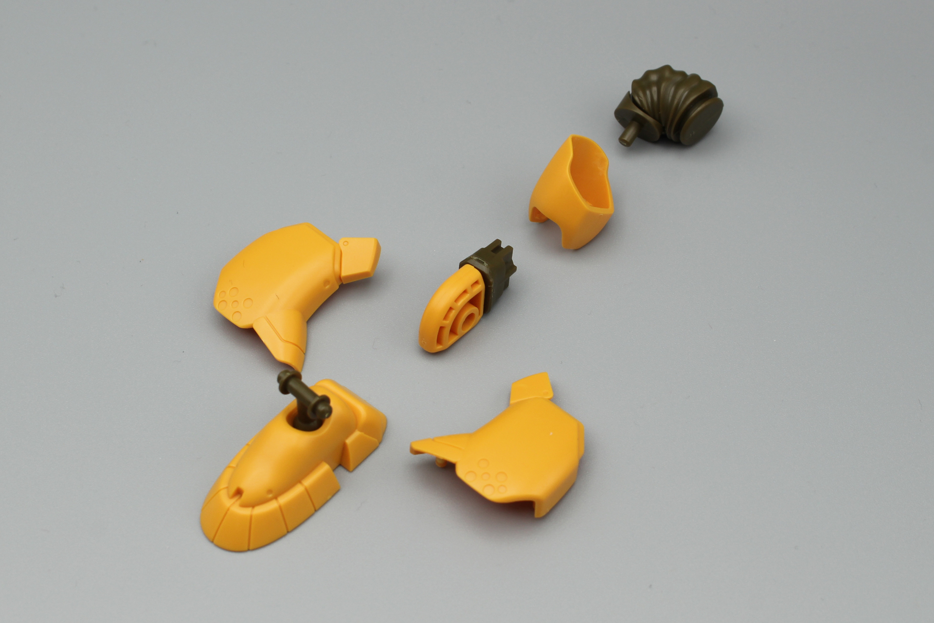 脚部は関節も含め、左右同じものとなっている