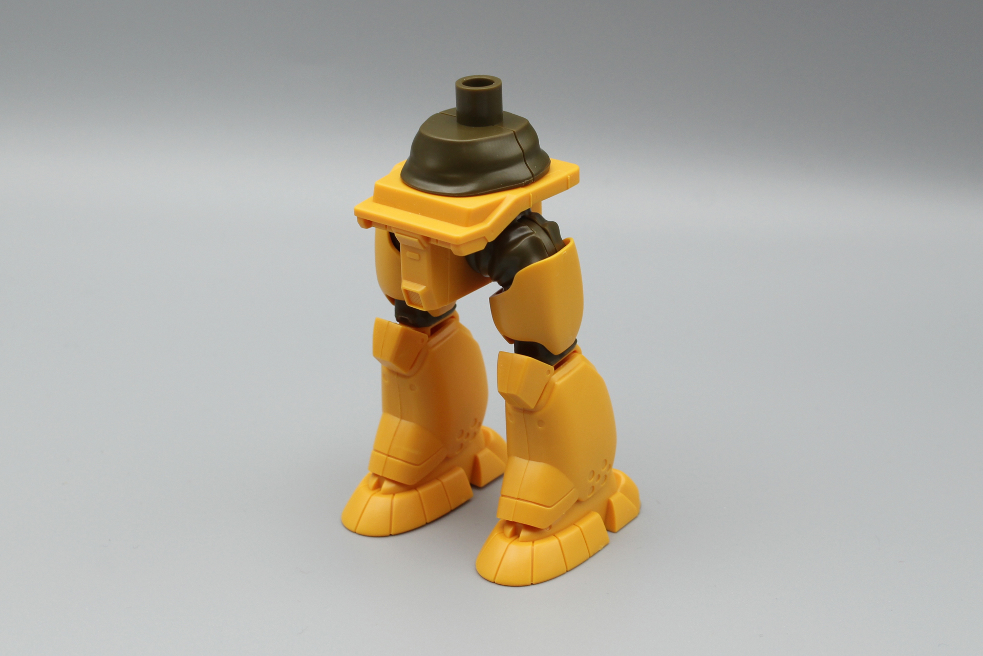 腰のパーツで股関節を挟み込んみ、腹部パーツを取り付けて下半身が完成