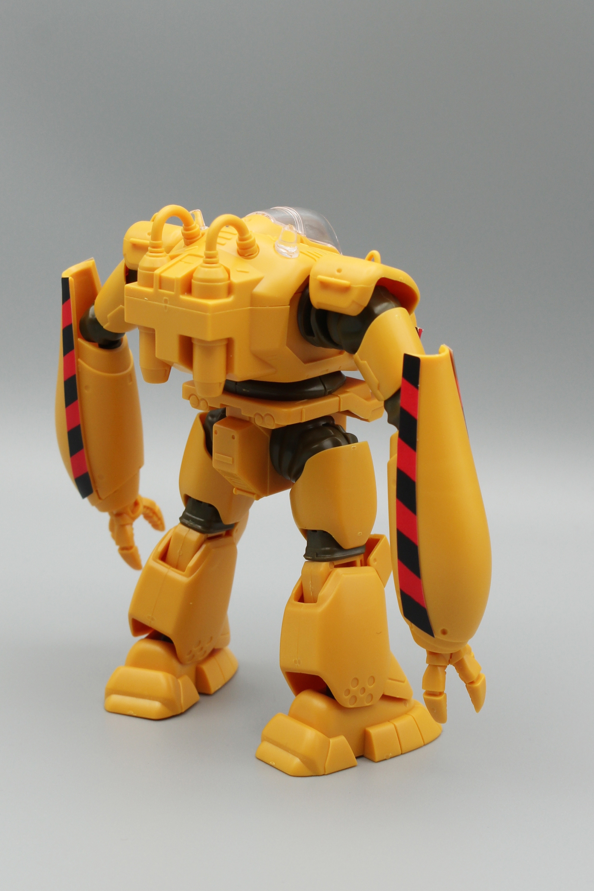 シールを貼ってブルドッグが完成。作業用の汎用レイバーらしい、無骨なシルエットが魅力だ