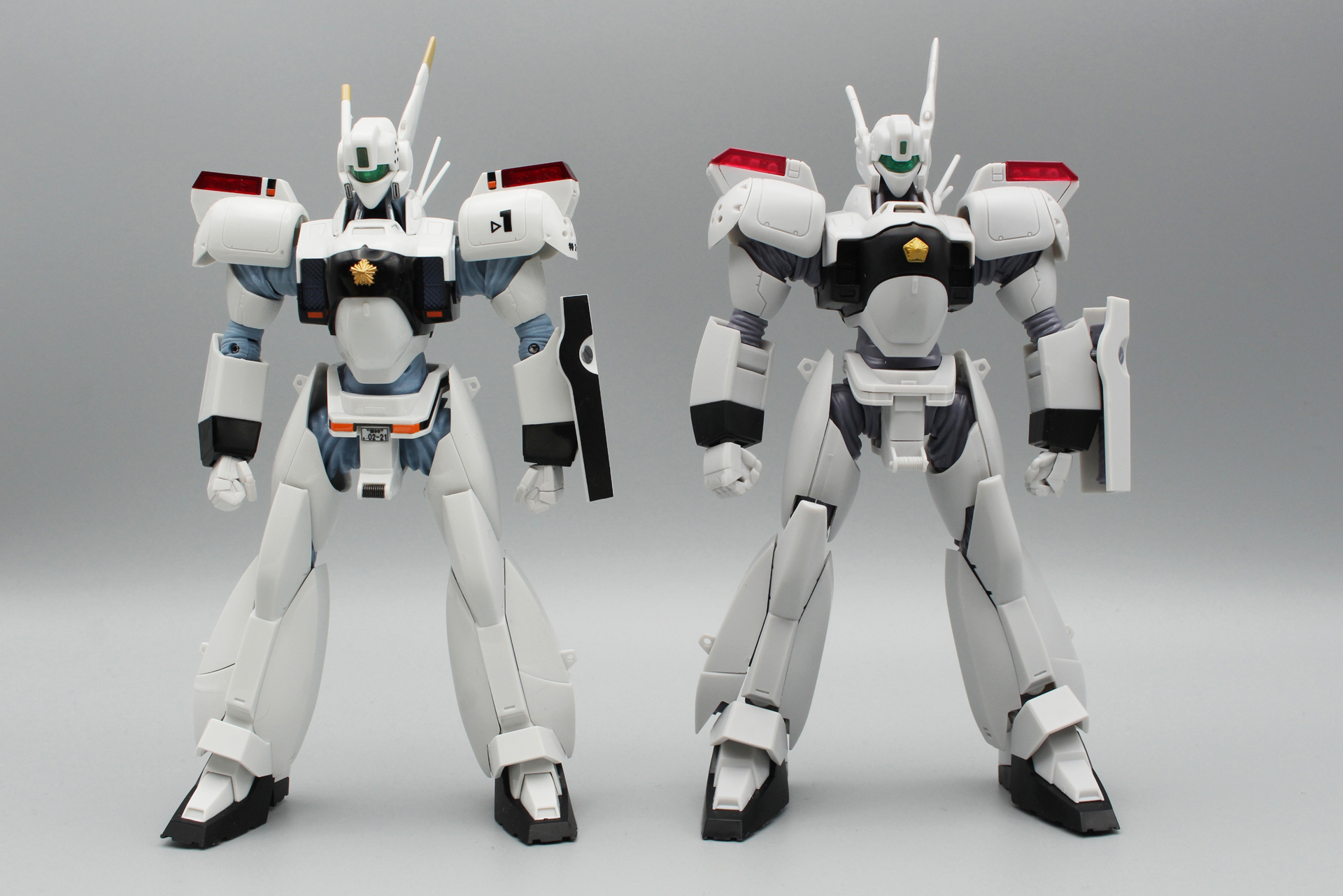 ほぼ同スケールのBANDAI SPIRITSの「ROBOT魂 <SIDE LABOR> イングラム1号機」との比較。MODEROID版は細身に見えたが、並べてみると手足などはROBOT魂のほうが細く見える。好みもあるので優劣はつけられない