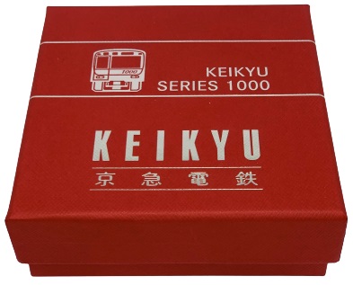 専用ケースは京急をイメージした赤いBOXに、シルバーの箔押し印刷で車両や京急電鉄のロゴをデザイン