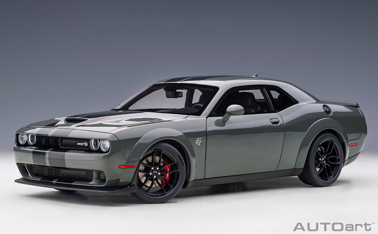 グレー／メタリック・グレー・ストライプ　価格：29,480円（税込）